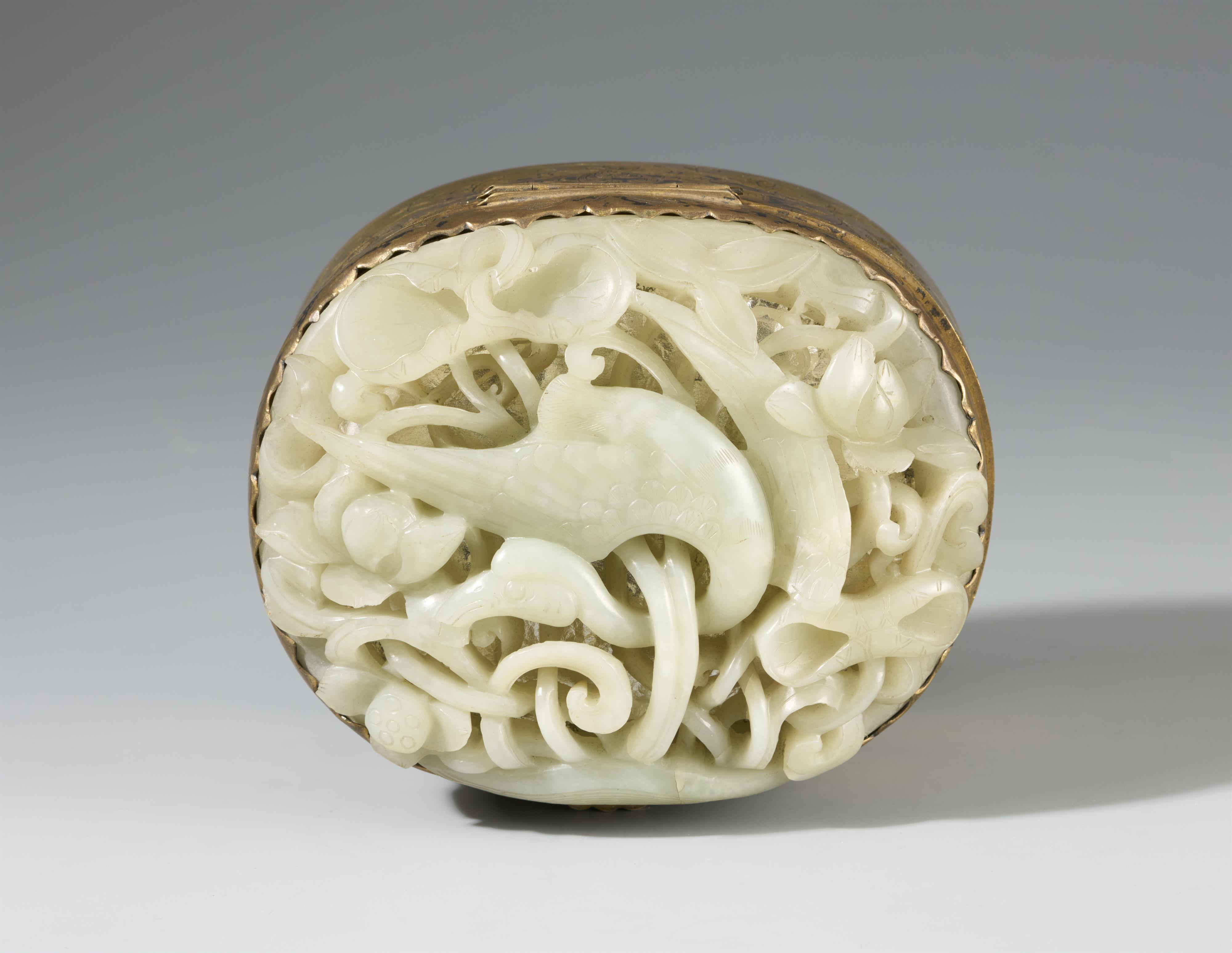 Schatulle mit Jade-Medaillon. Kupfer vergoldet. Späte Qing-Zeit - image-2