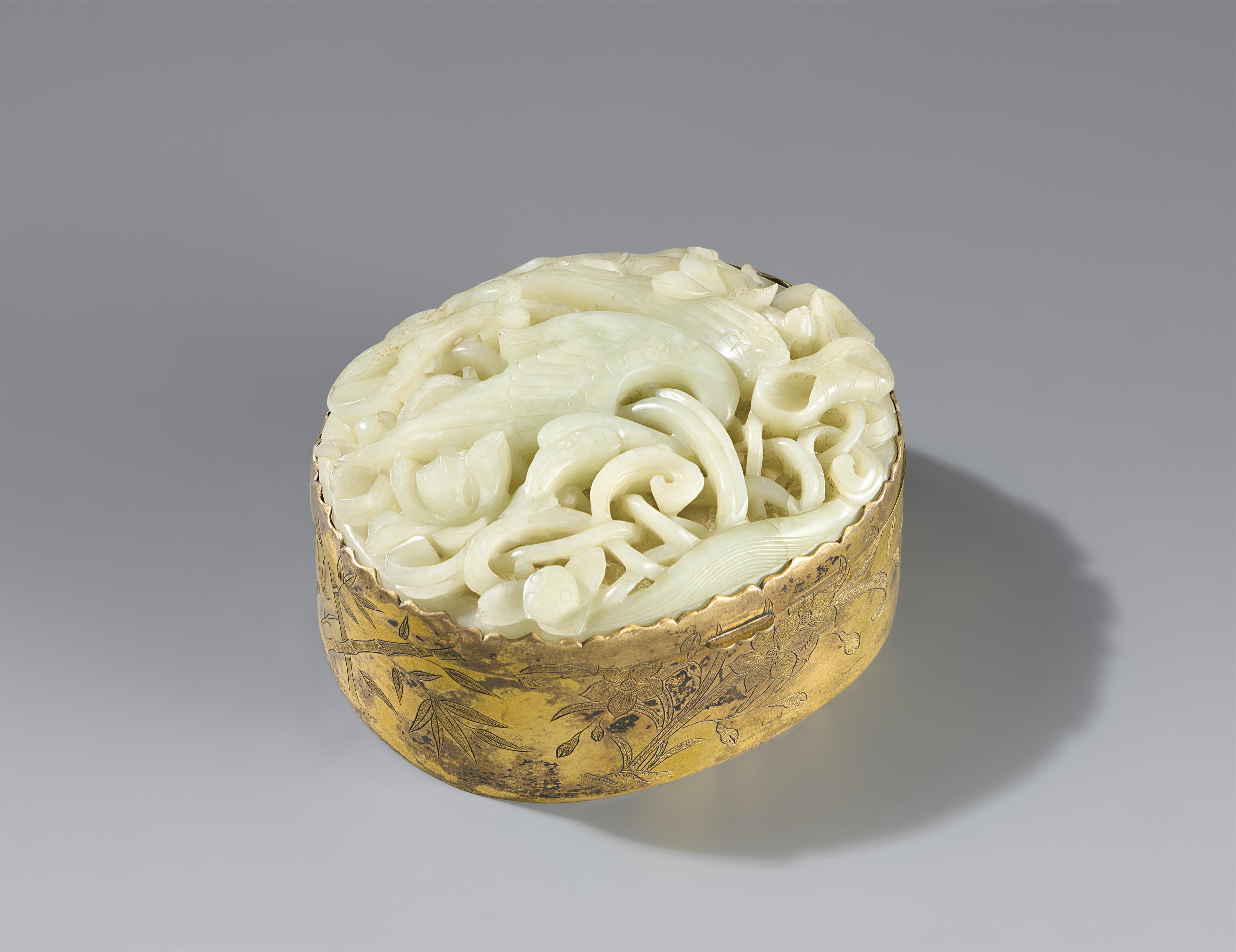 Schatulle mit Jade-Medaillon. Kupfer vergoldet. Späte Qing-Zeit - image-1