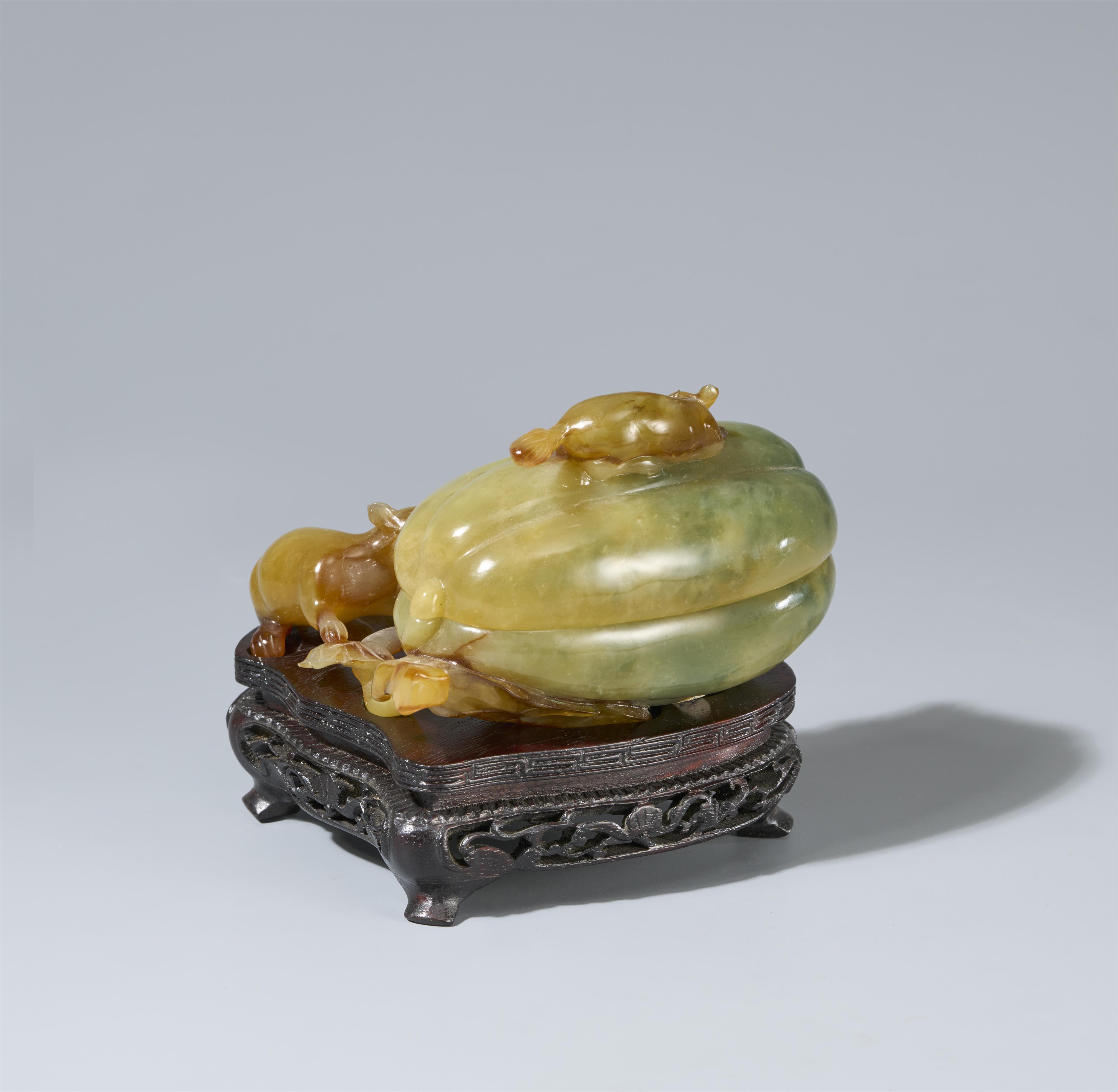 A green-brown chalcedony lidded box. Around 1900 - image-3