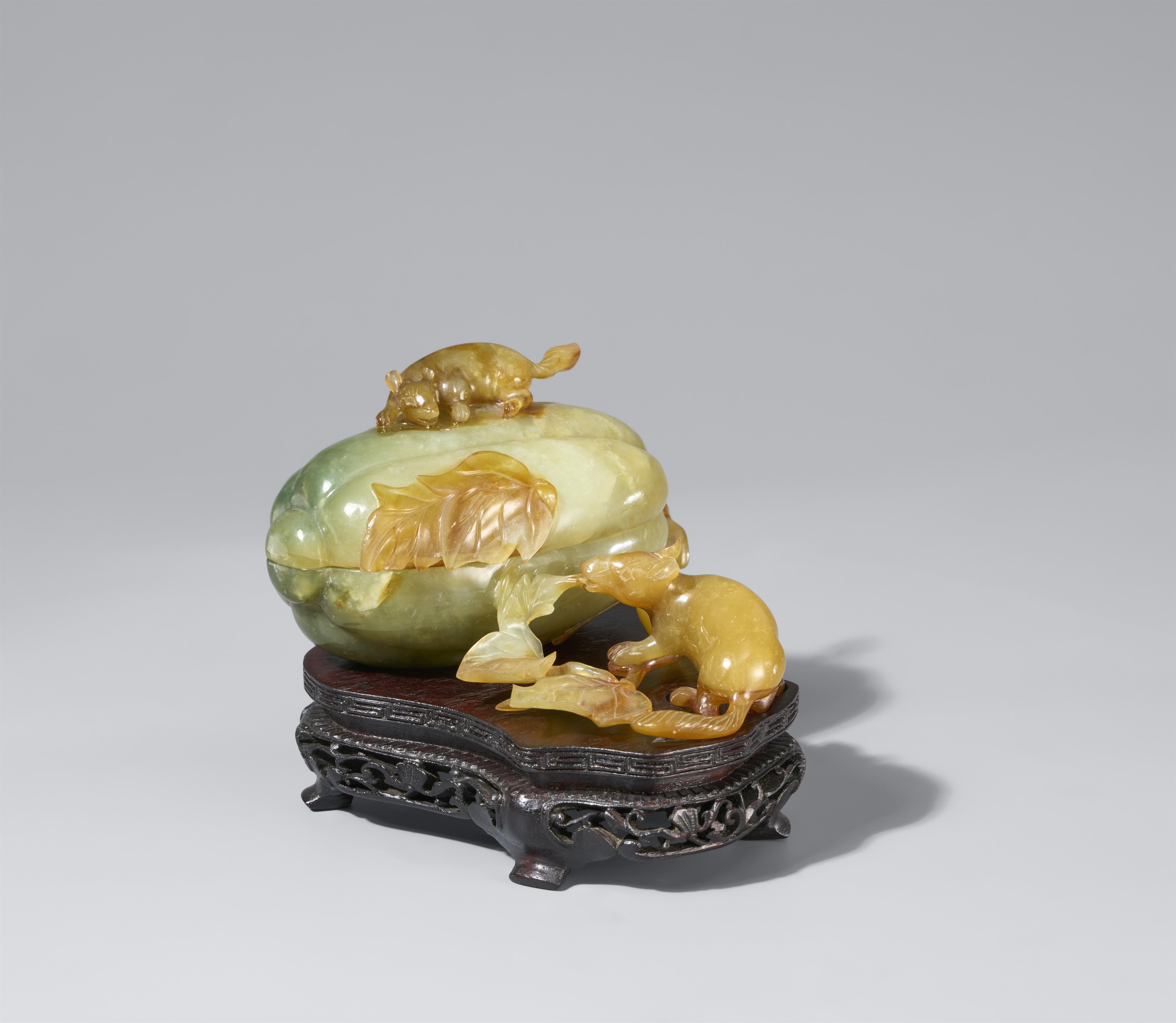 A green-brown chalcedony lidded box. Around 1900 - image-1