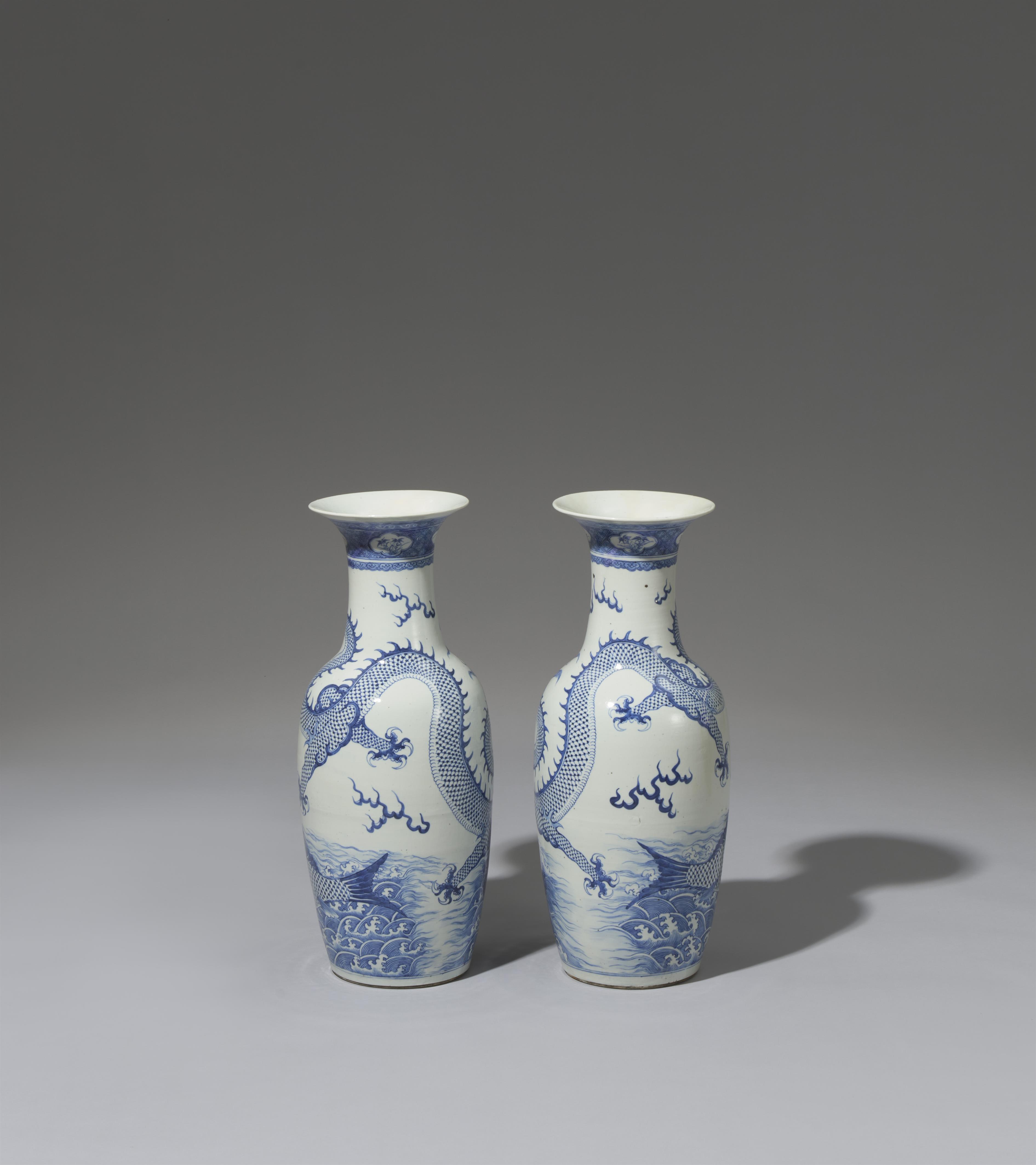 Paar große blau-weiße Vasen. 19./20. Jh. - image-2