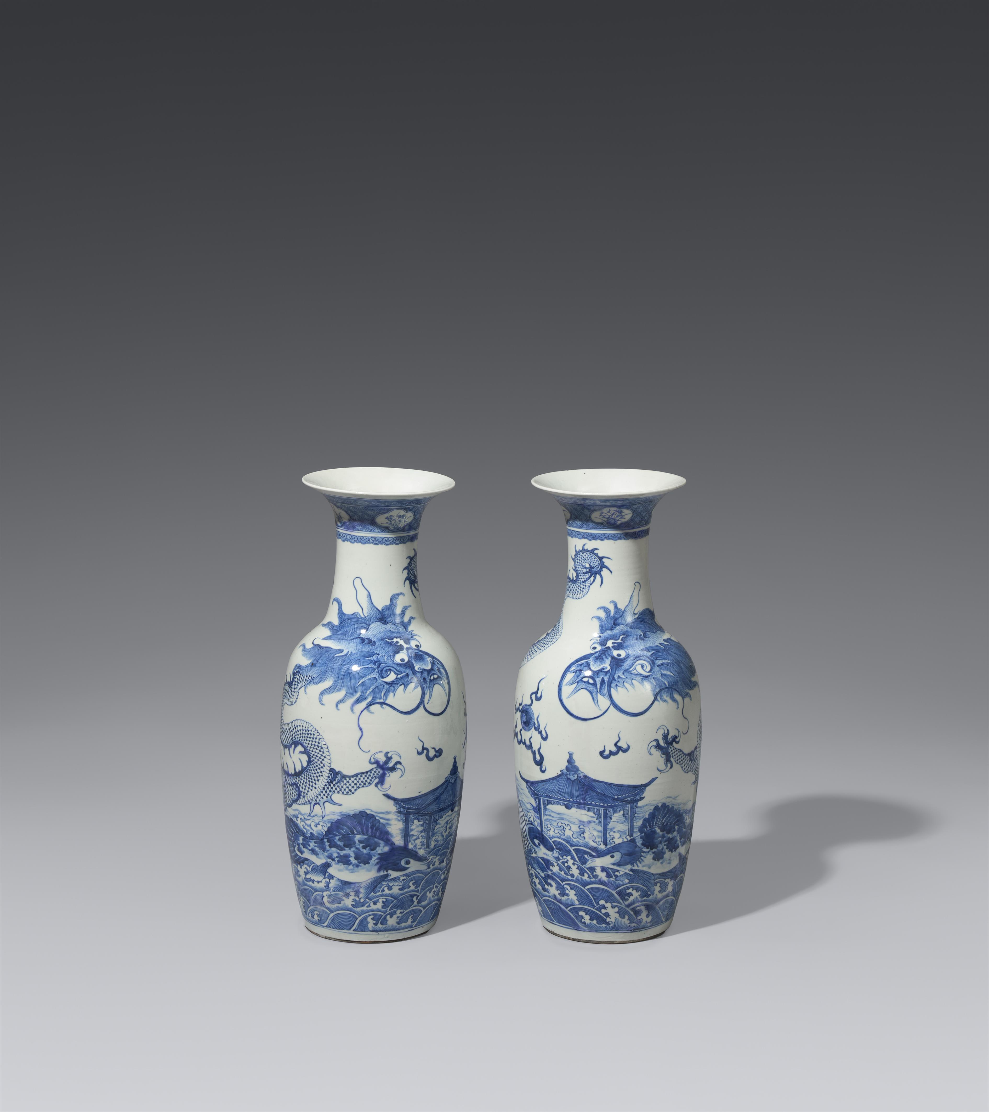 Paar große blau-weiße Vasen. 19./20. Jh. - image-1