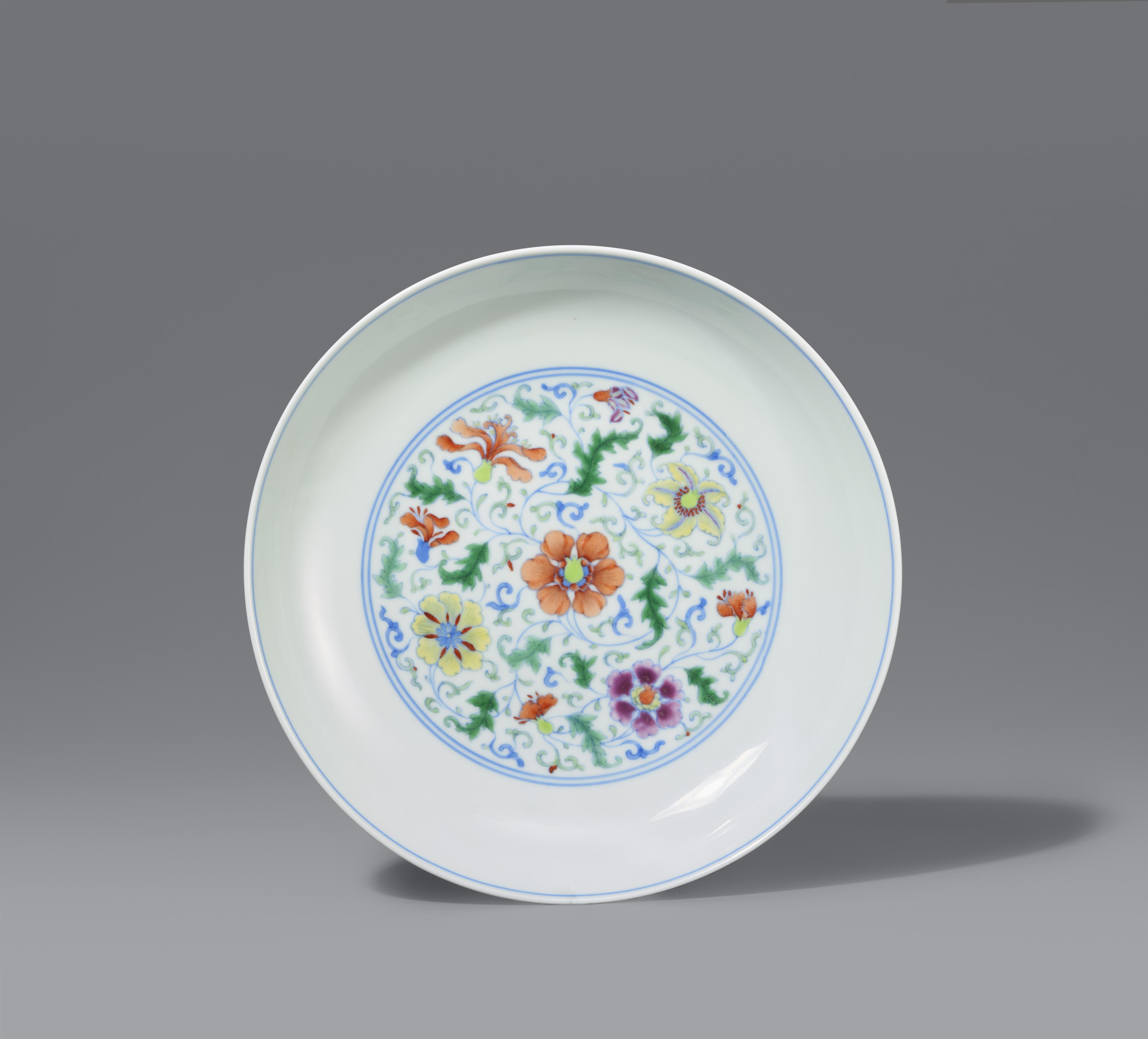 A fine and rare imperial doucai floral medallion dish. Yongzheng period (1722–1735) - image-1