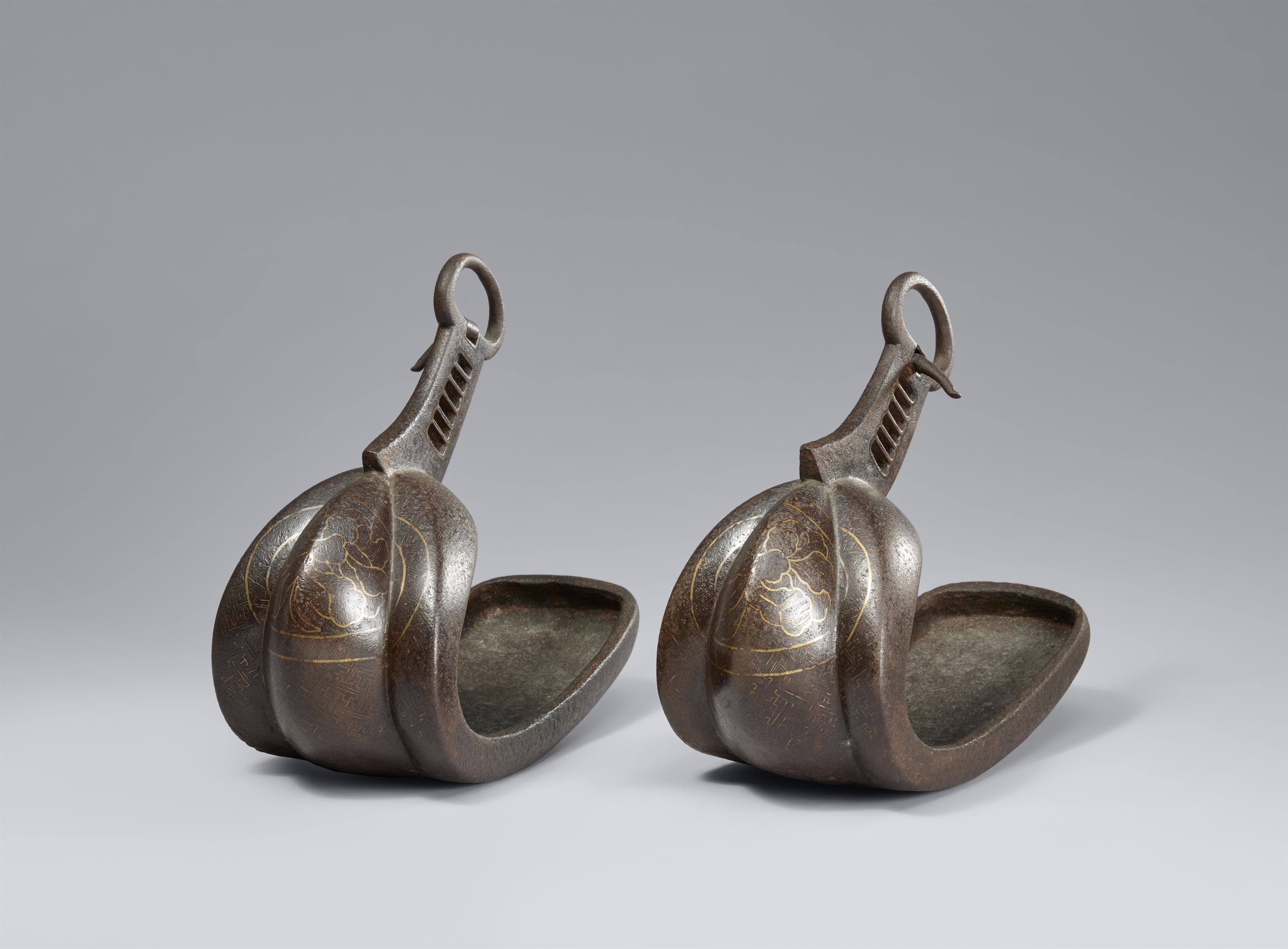 A pair of iron stirups (abumi). Early Edo period - image-1