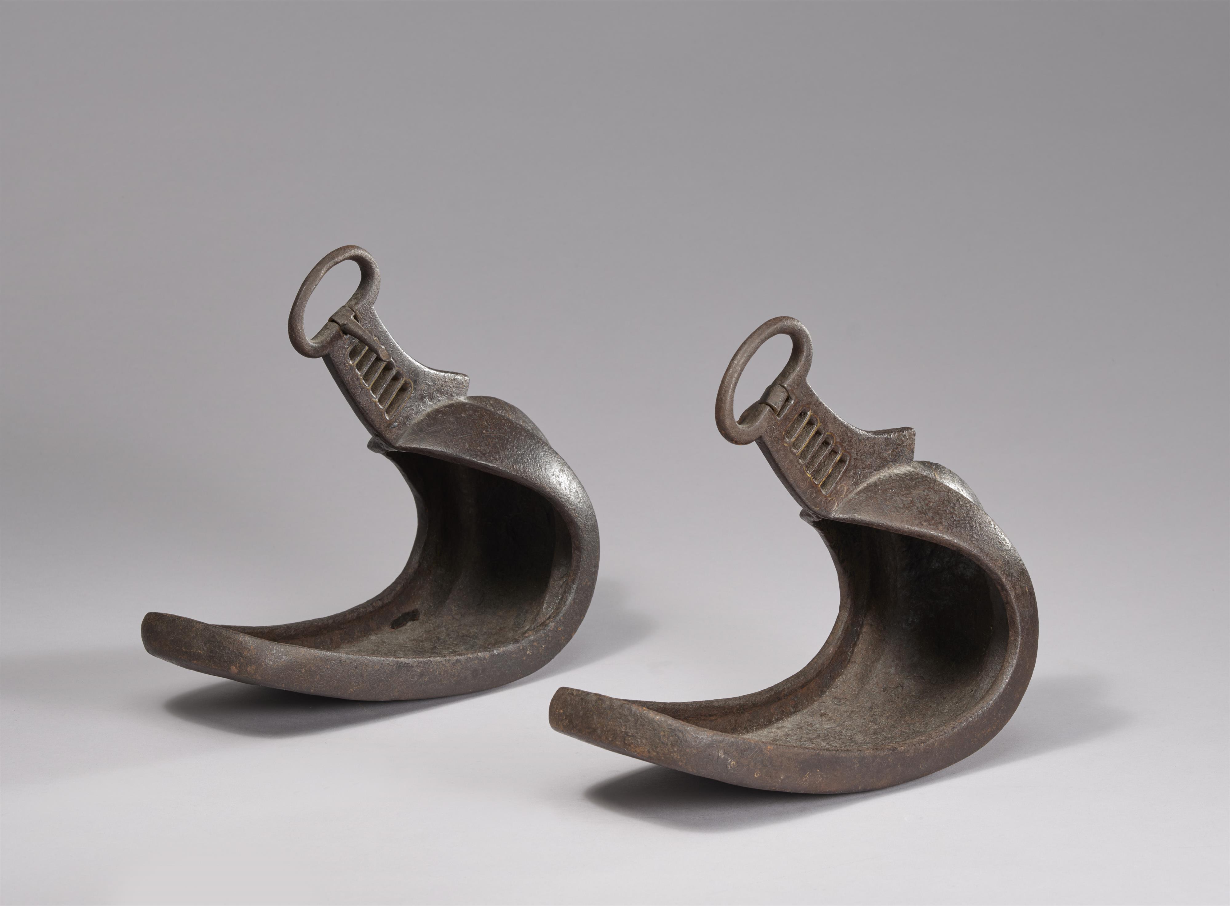 A pair of iron stirups (abumi). Early Edo period - image-2