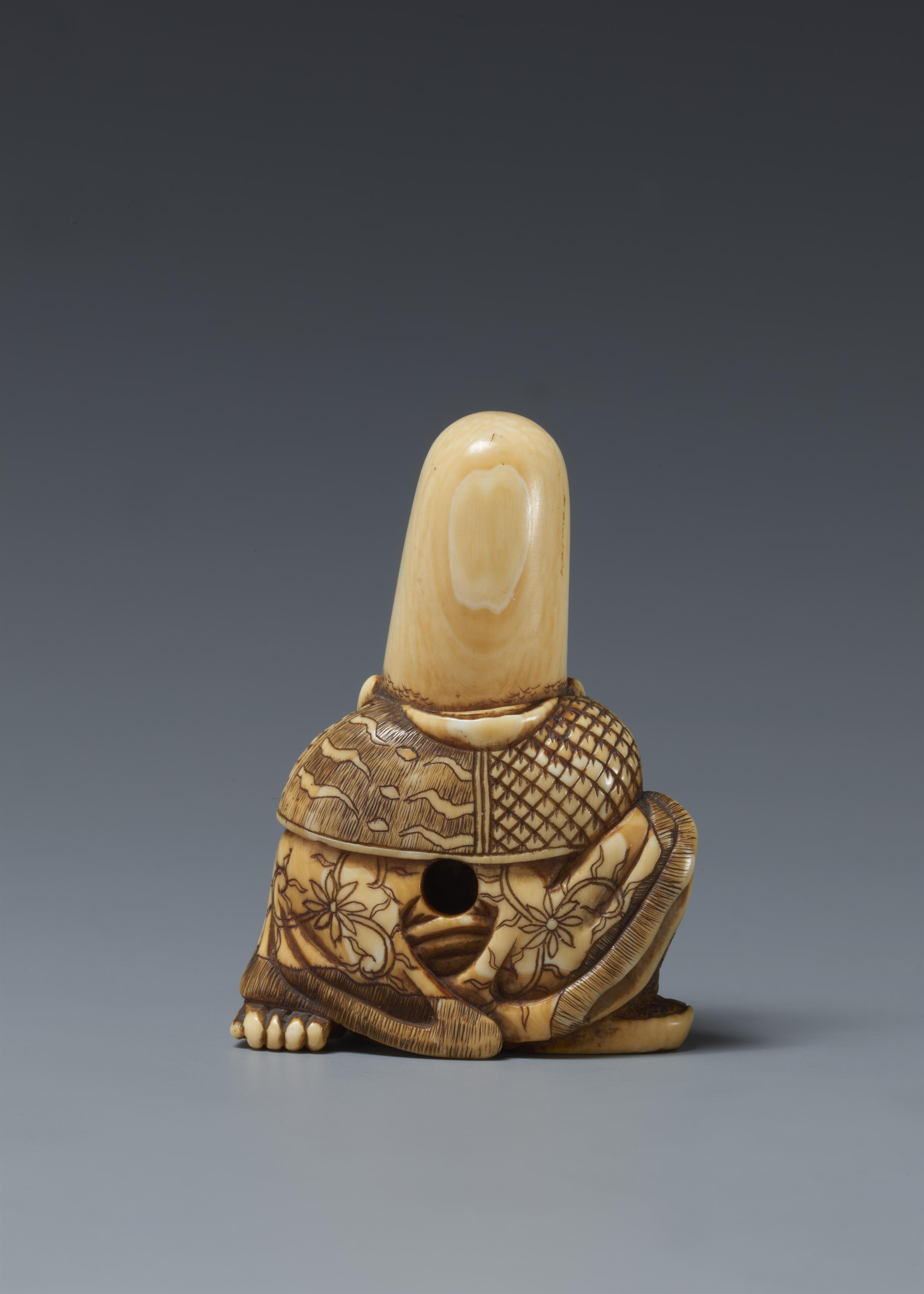 An ivory netsuke of a laughing Fukurokuju. Late 18th/early 19th century - image-2