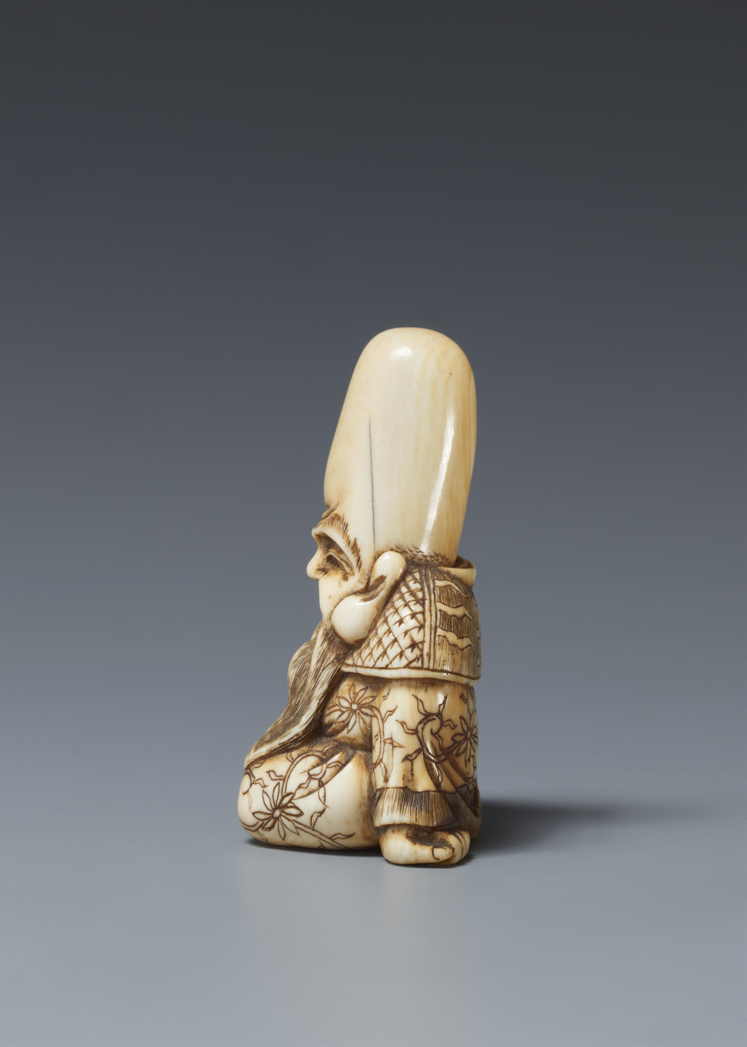 An ivory netsuke of a laughing Fukurokuju. Late 18th/early 19th century - image-3