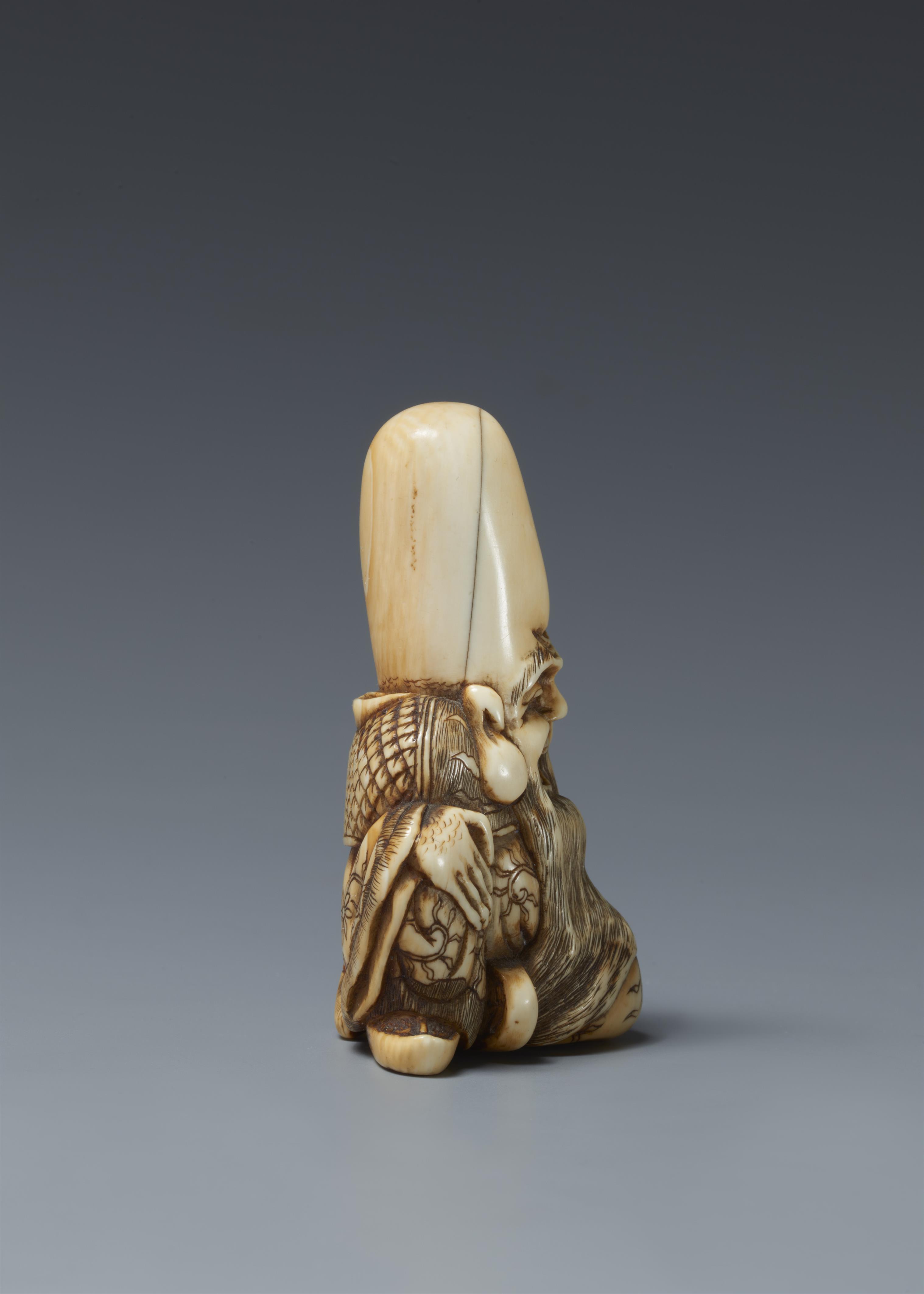 An ivory netsuke of a laughing Fukurokuju. Late 18th/early 19th century - image-4