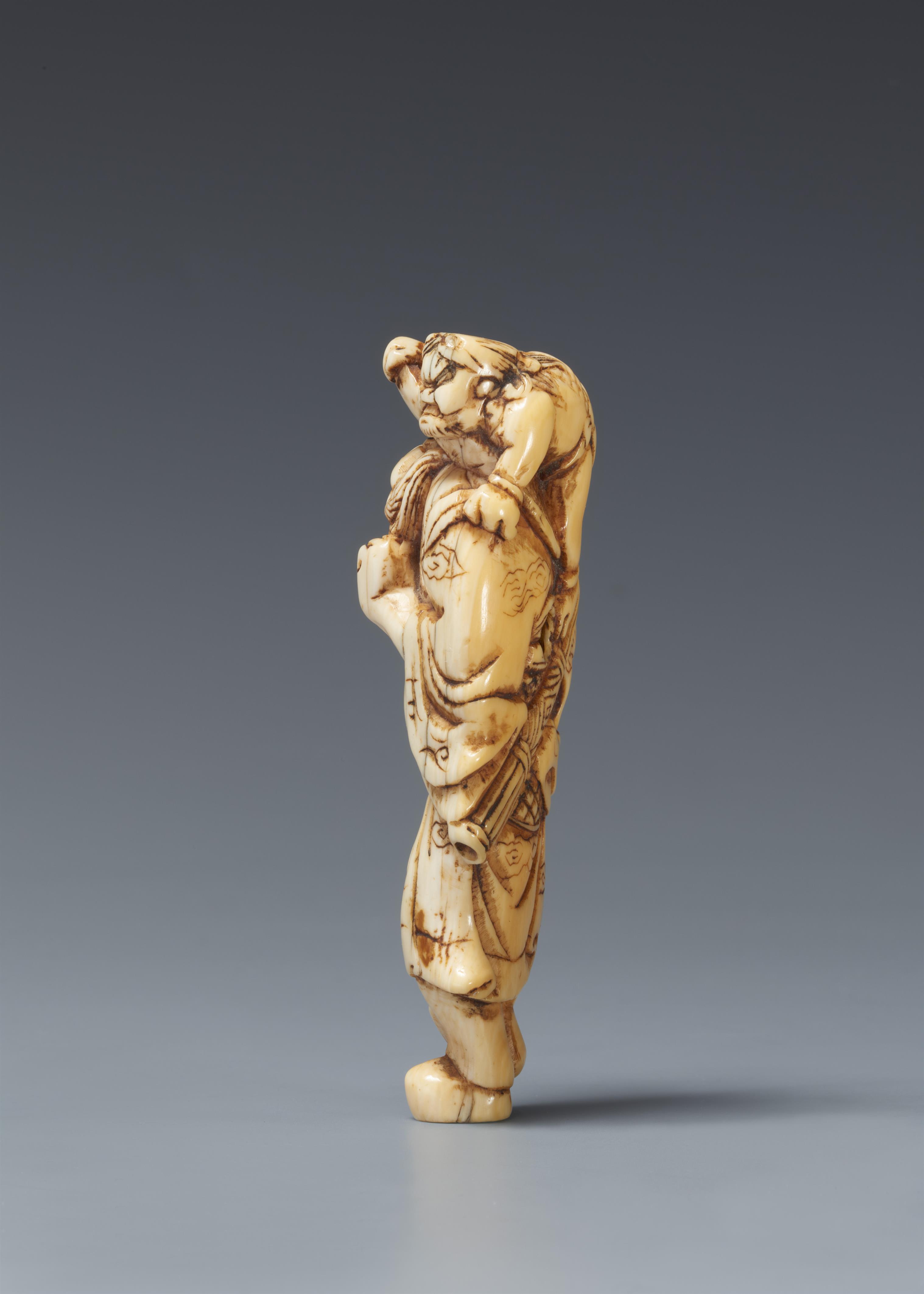 An ivory netsuke of an angry Shôki. Late 18th/early 19th century - image-3