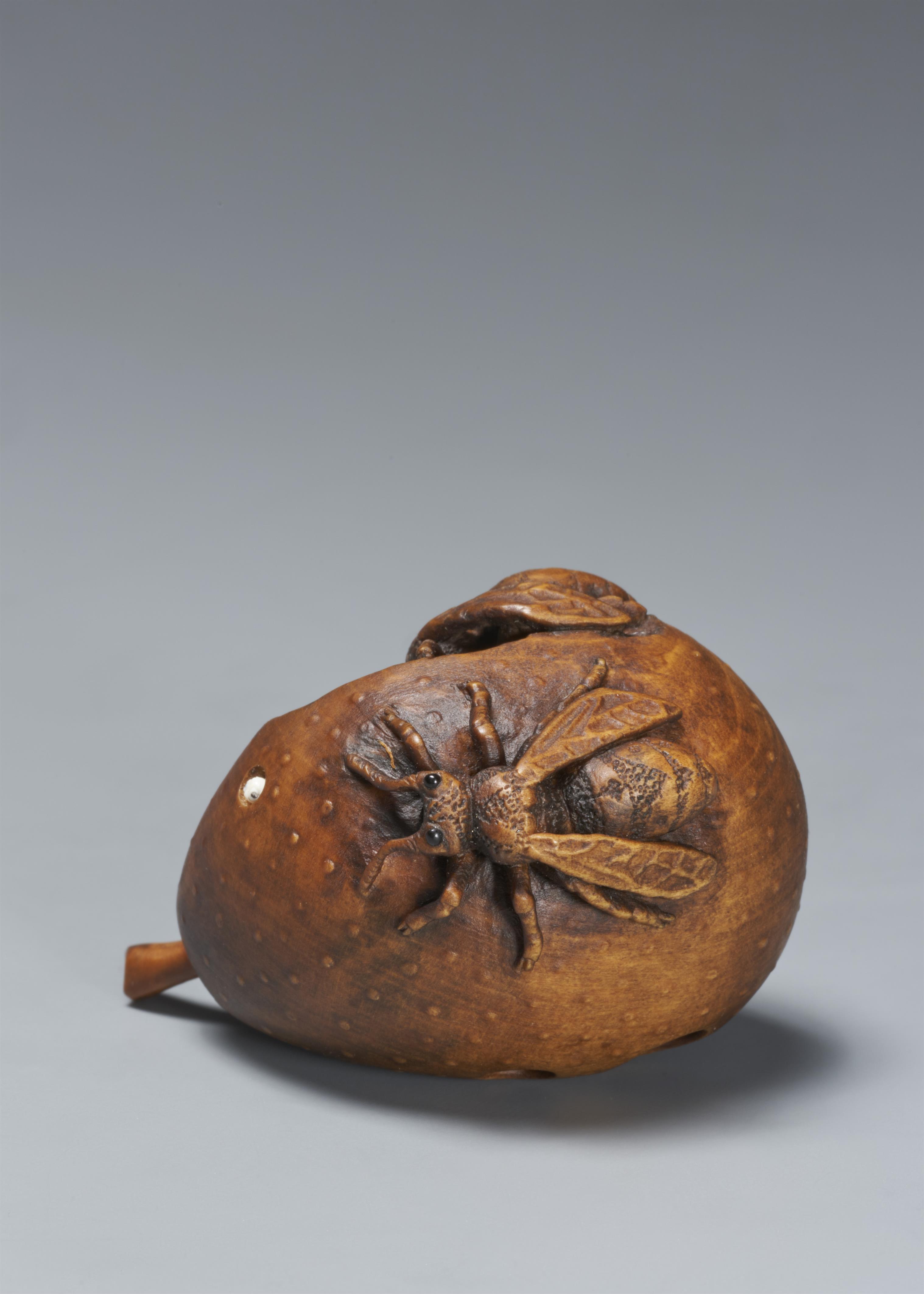 A contemporary boxwood netsuke of a pear and two wasps by Alexander Derkachenko (born 1964). Kyiv. 2020 - image-3