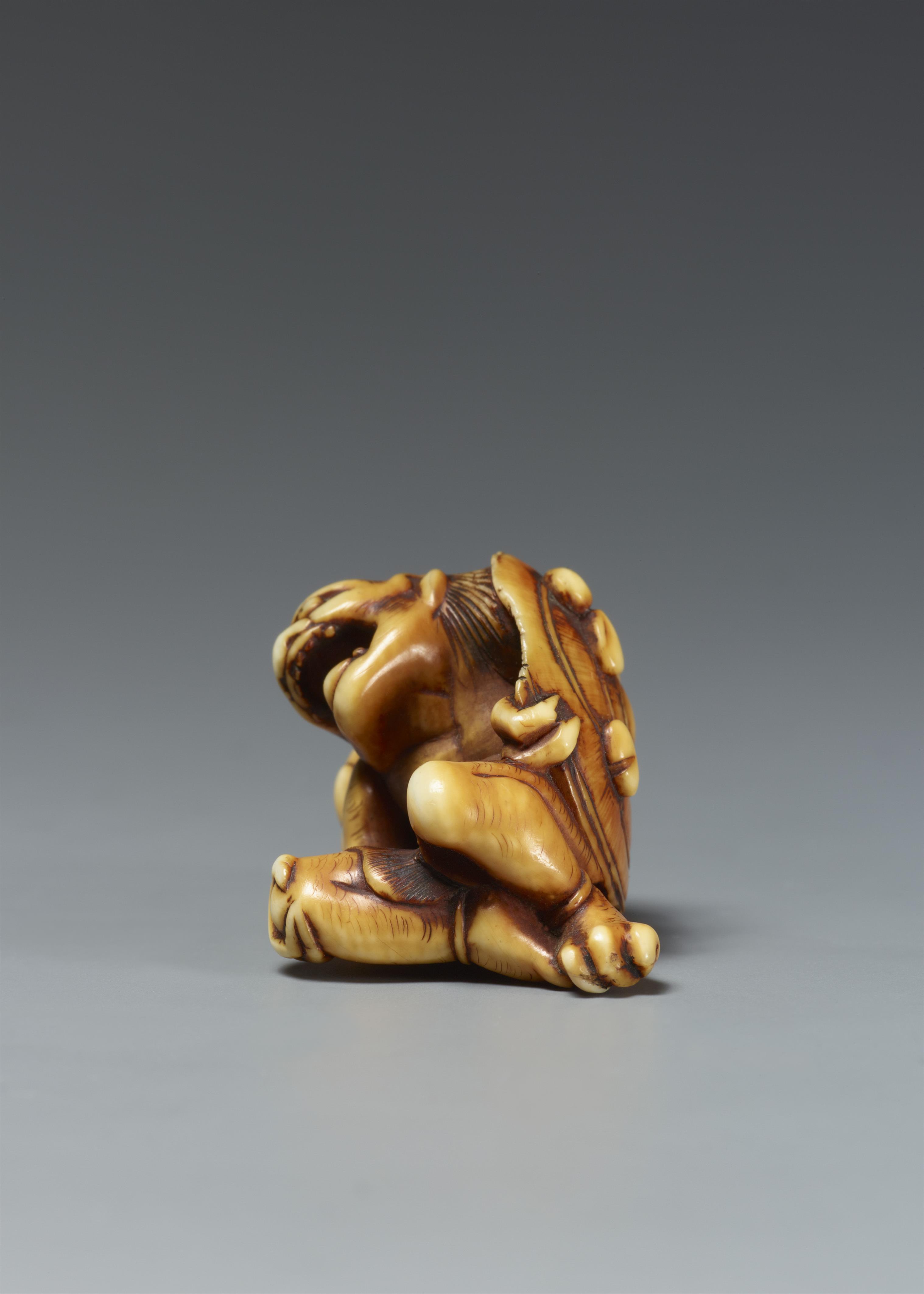 A partly stained ivory netsuke of two oni at setsubun. Hakata, attributed to Otoman. Ca. 1830 - image-3