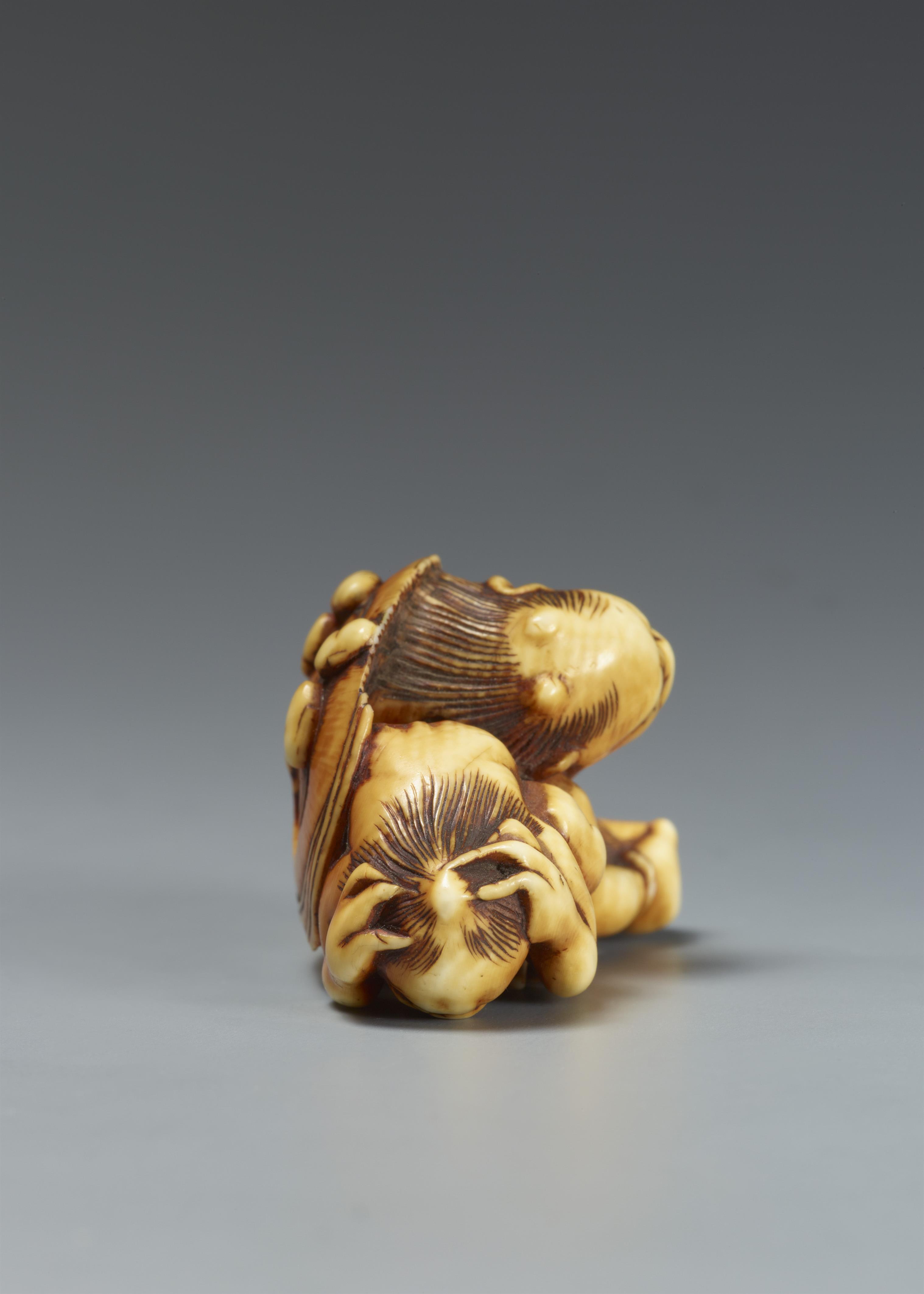 A partly stained ivory netsuke of two oni at setsubun. Hakata, attributed to Otoman. Ca. 1830 - image-4