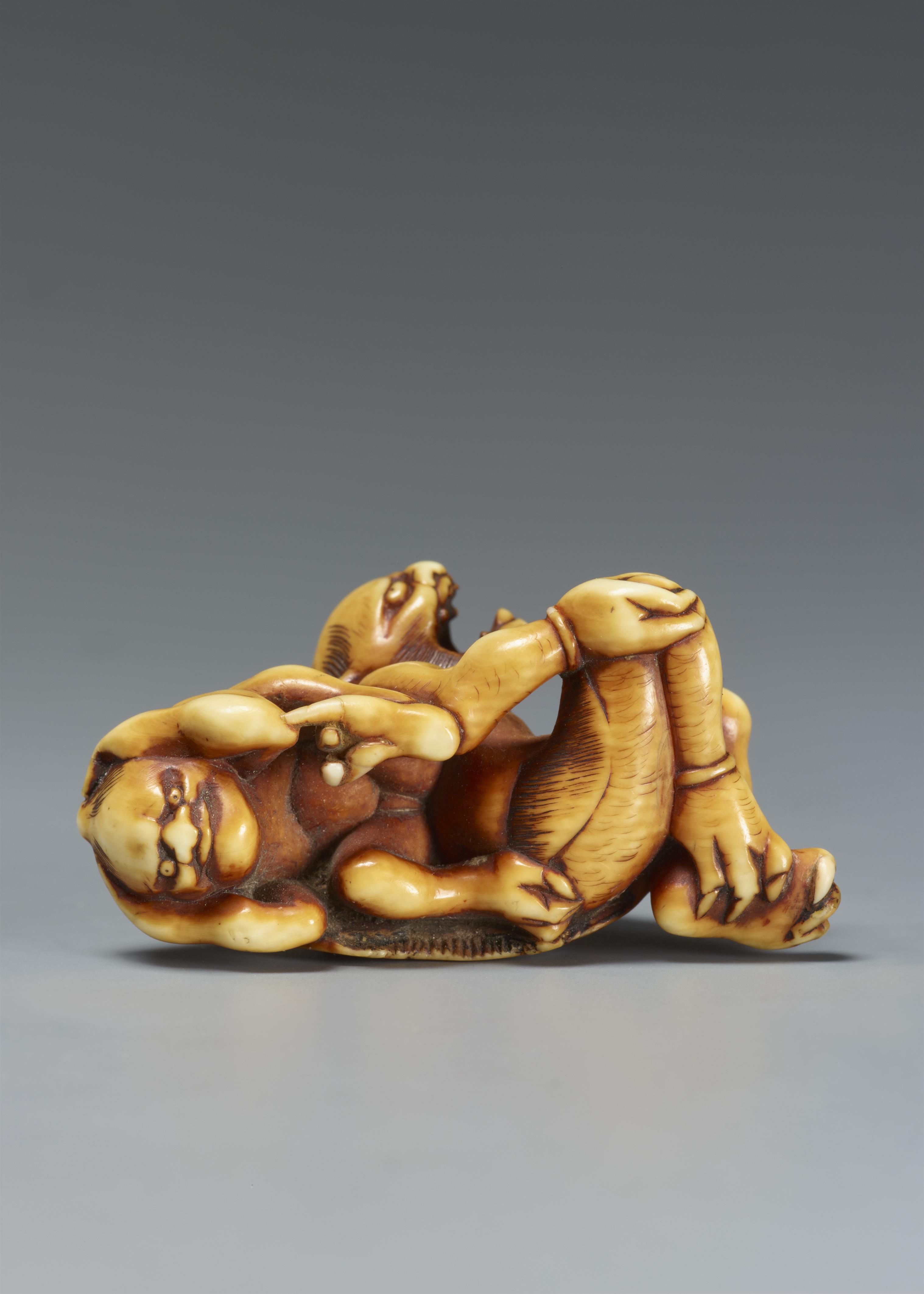 A partly stained ivory netsuke of two oni at setsubun. Hakata, attributed to Otoman. Ca. 1830 - image-5