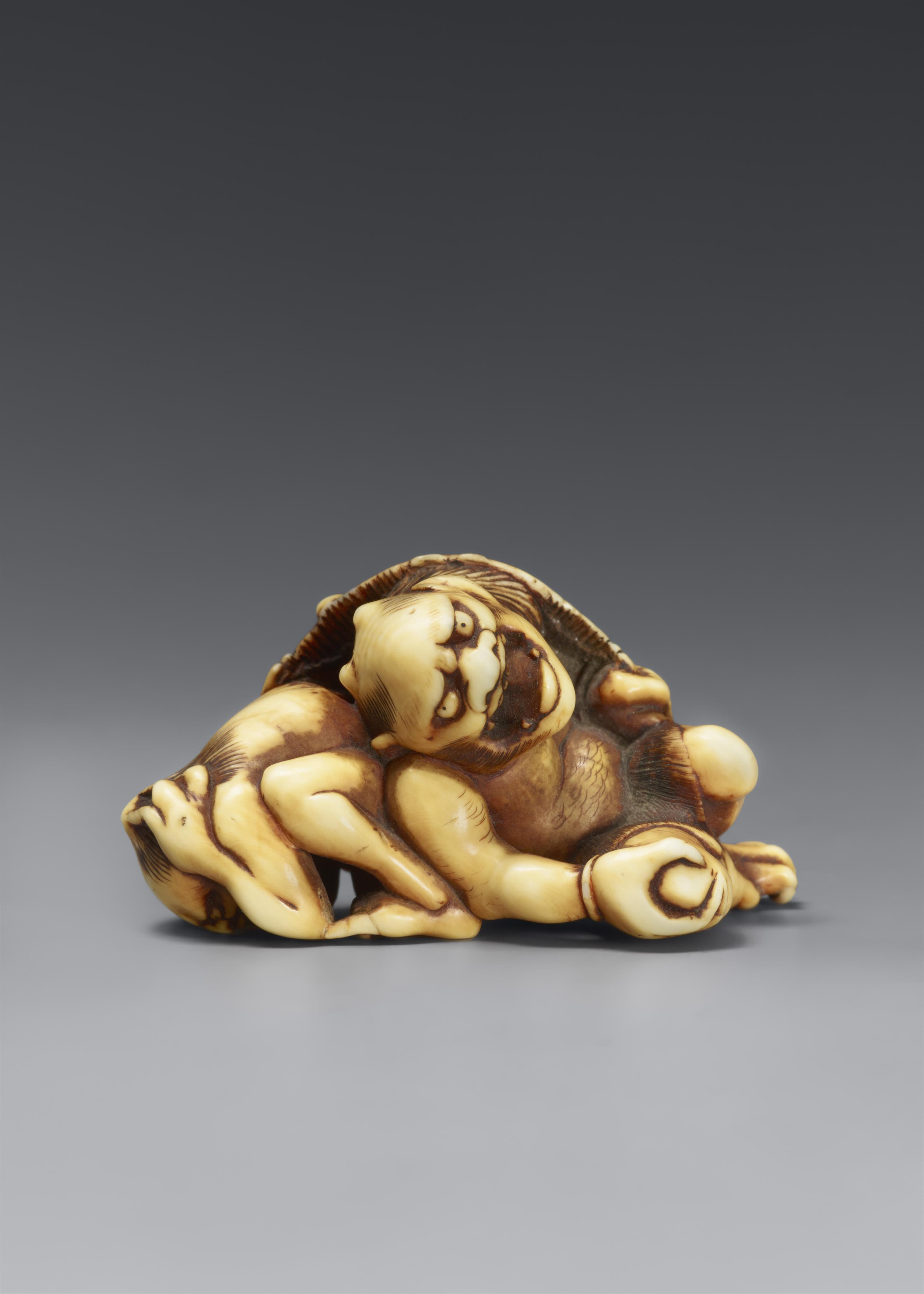 A partly stained ivory netsuke of two oni at setsubun. Hakata, attributed to Otoman. Ca. 1830 - image-1