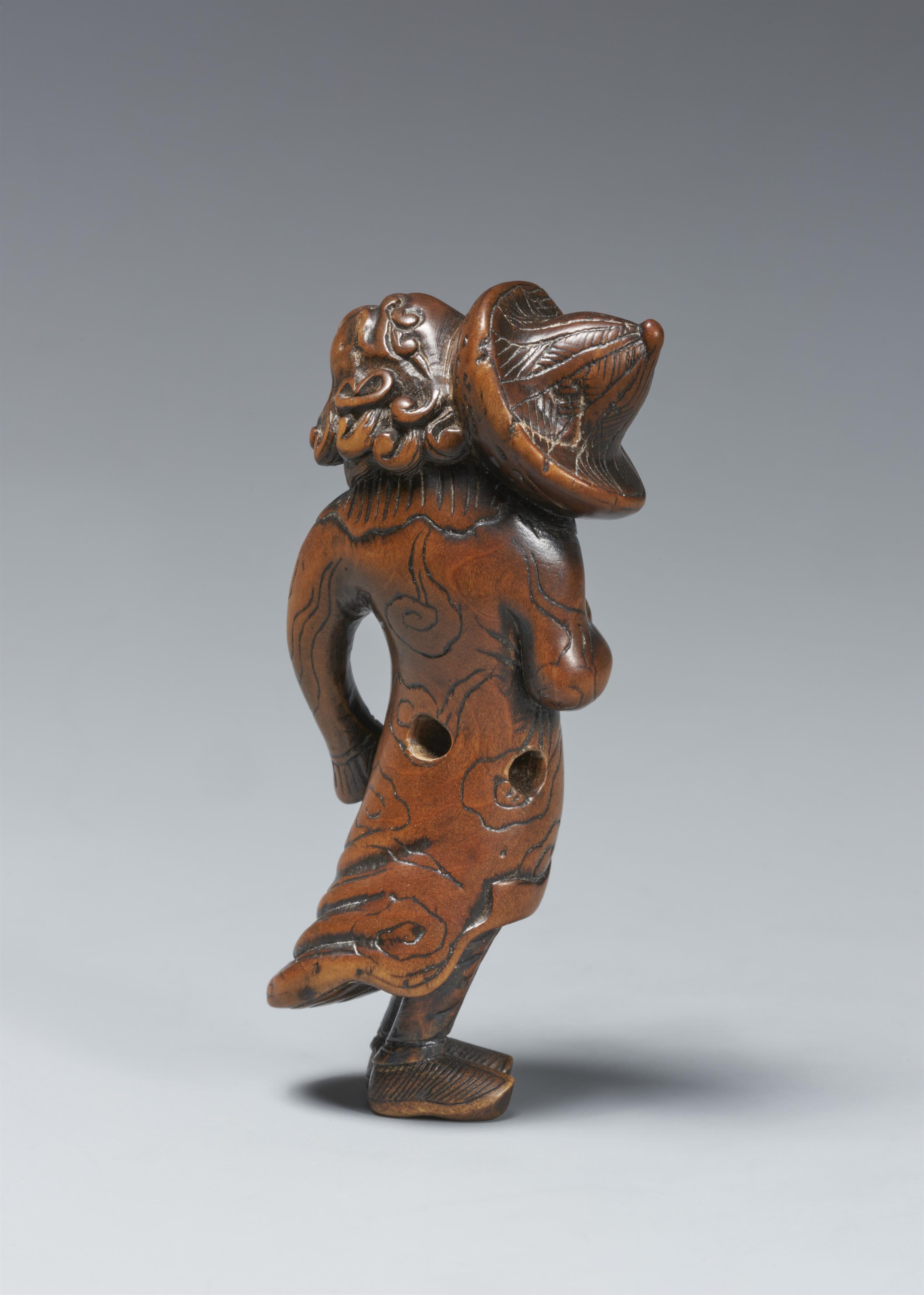 A boxwood netsuke of a standing Dutchman. Early 19th century - image-2