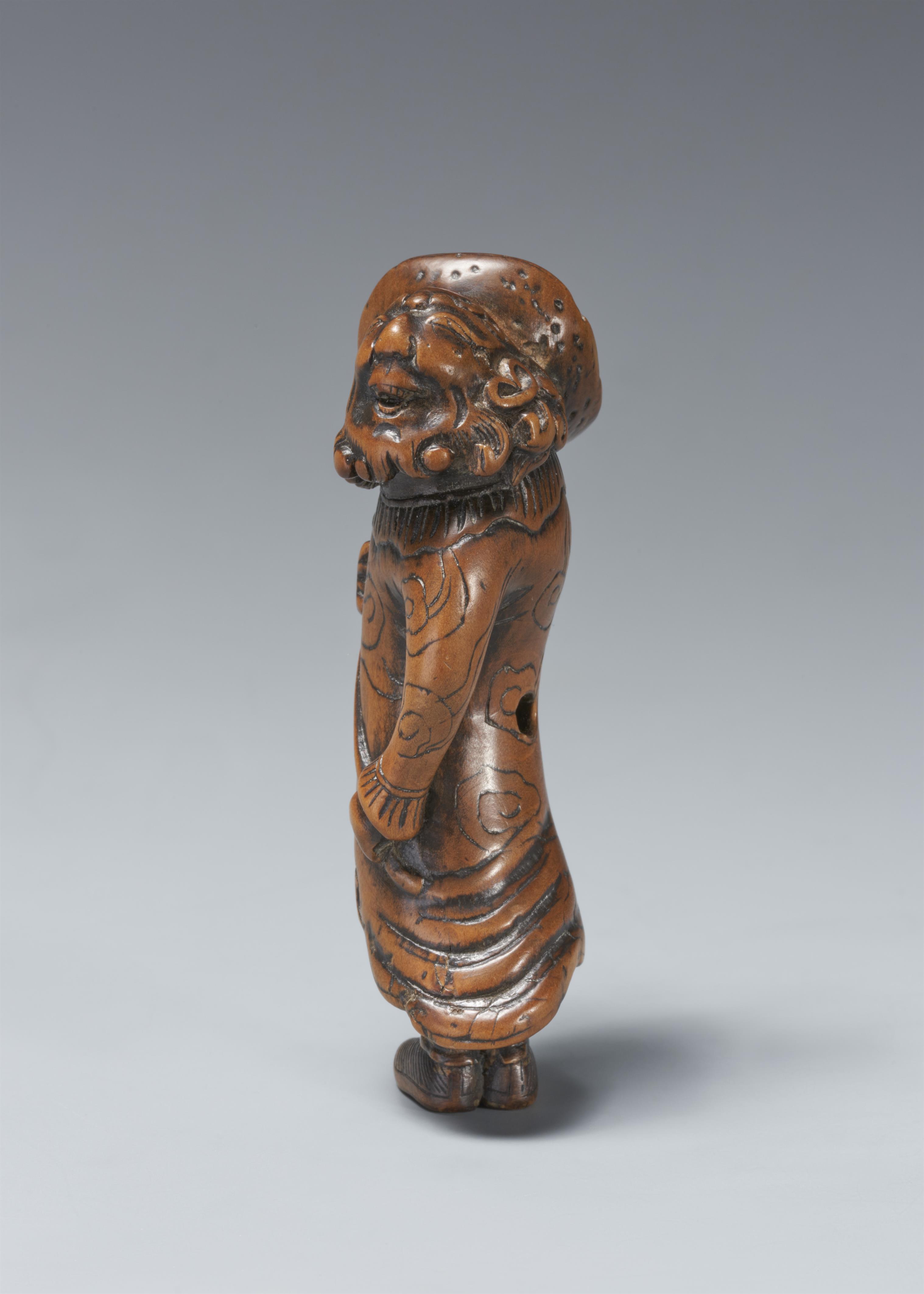 A boxwood netsuke of a standing Dutchman. Early 19th century - image-3