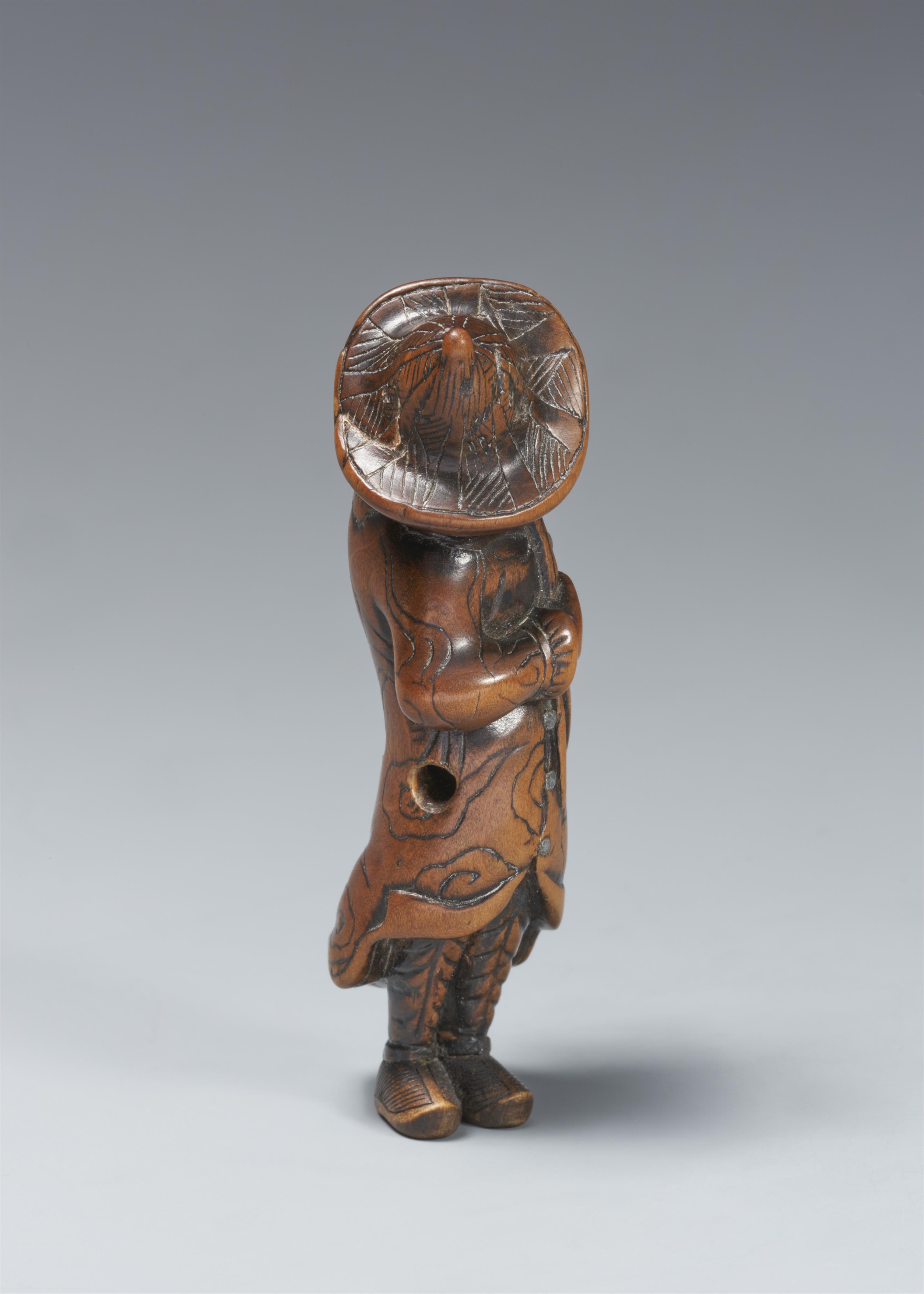 A boxwood netsuke of a standing Dutchman. Early 19th century - image-4