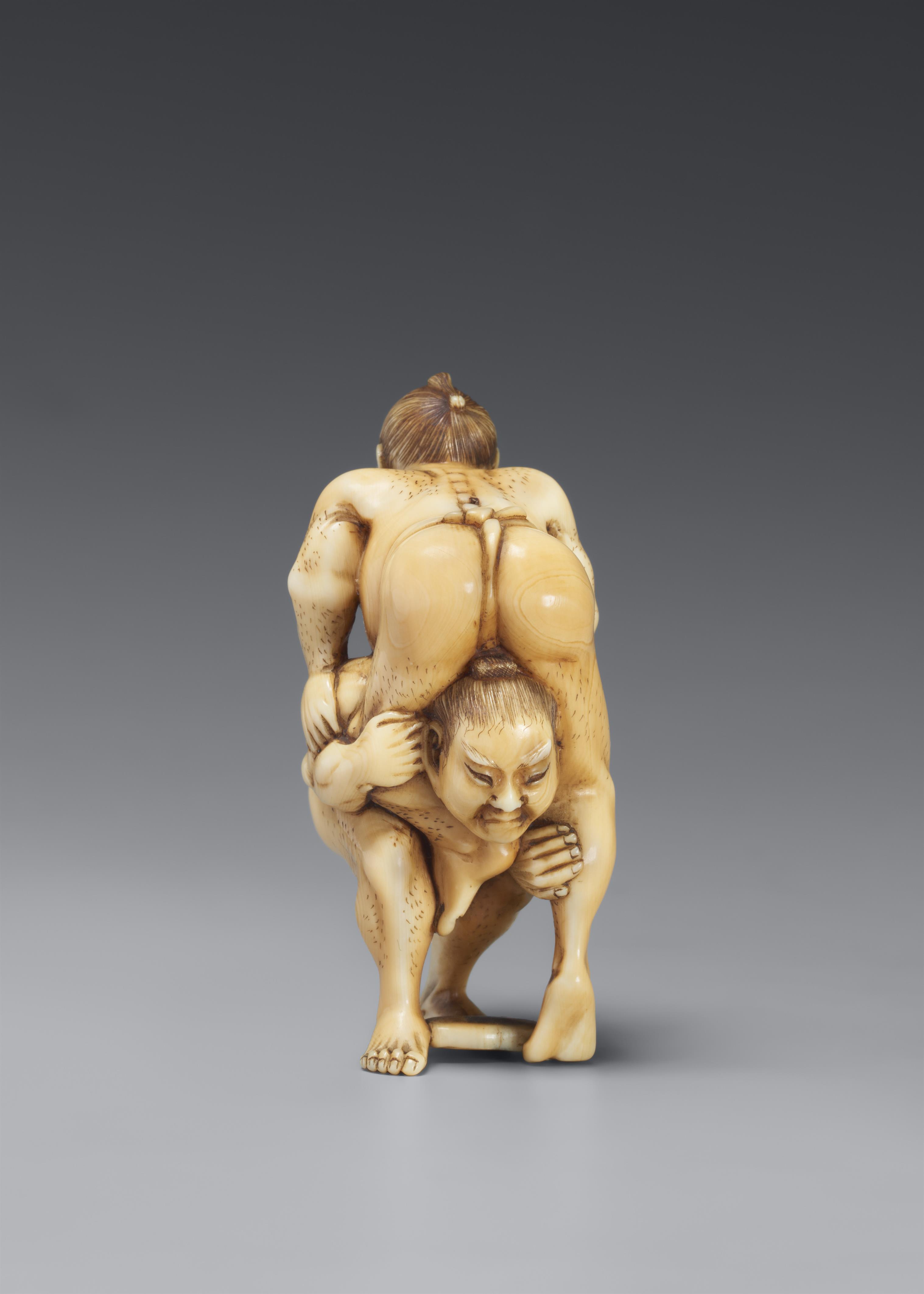 An ivory netsuke of two wrestlers. Mid-19th century - image-2