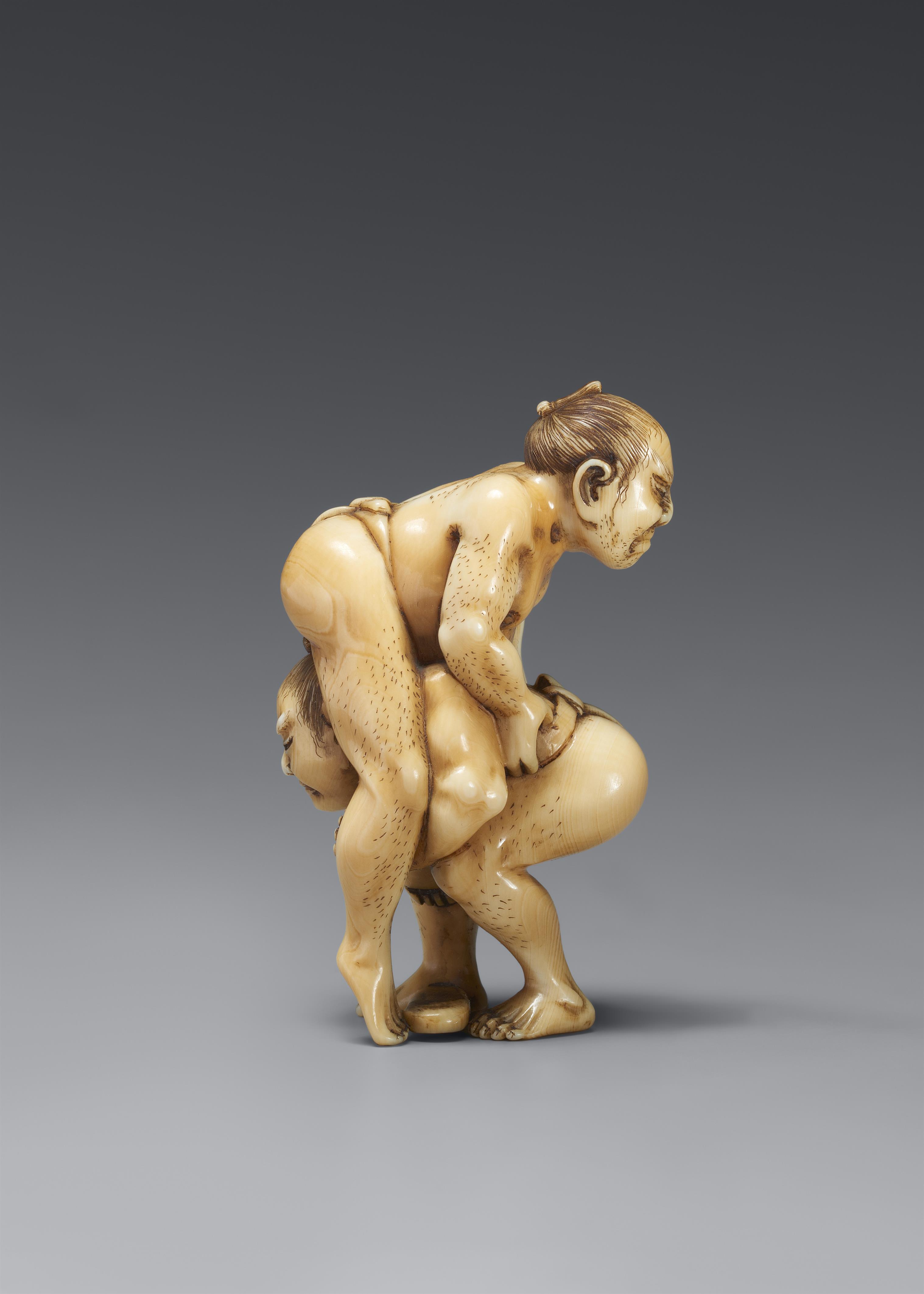 An ivory netsuke of two wrestlers. Mid-19th century - image-4