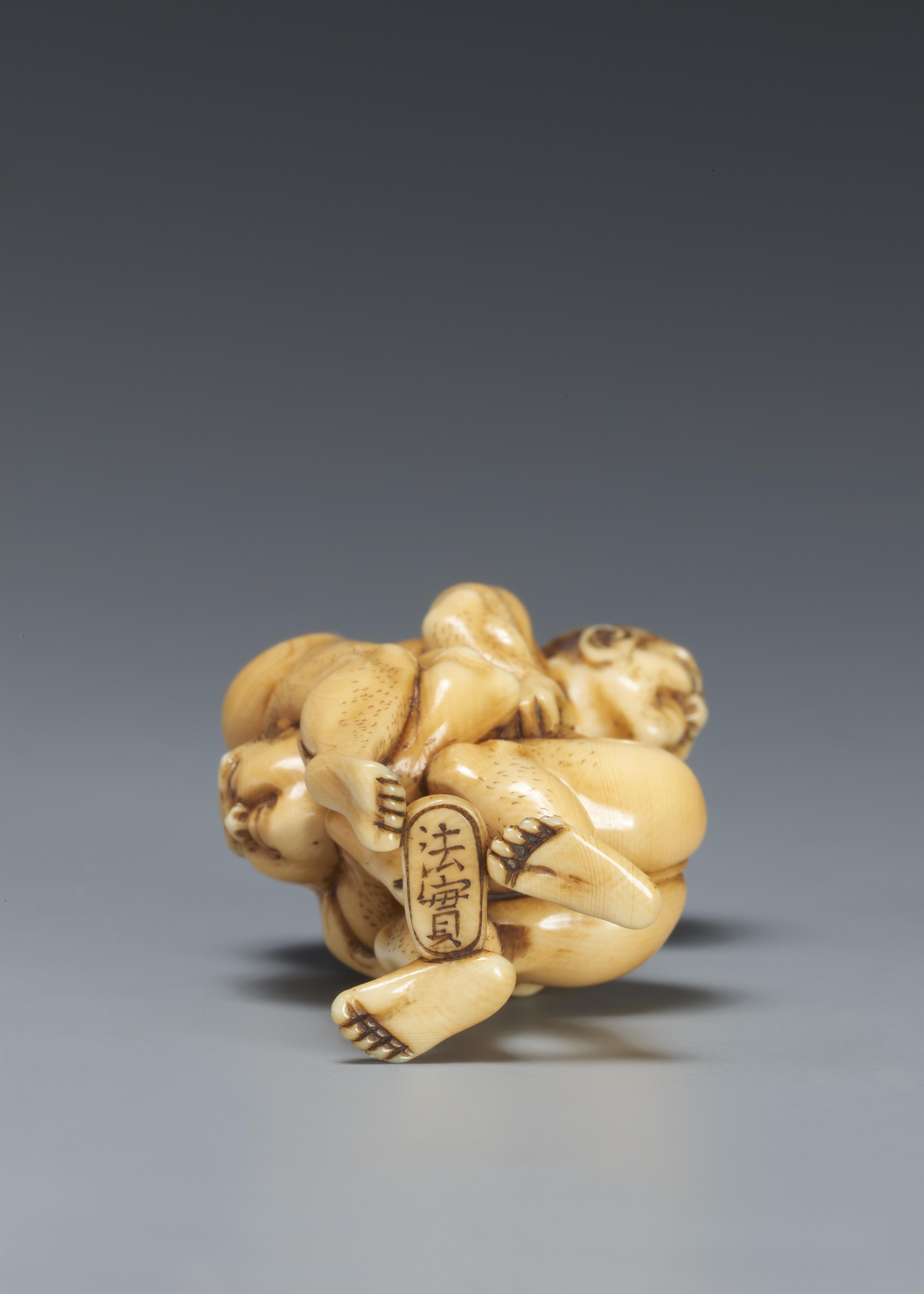 An ivory netsuke of two wrestlers. Mid-19th century - image-5
