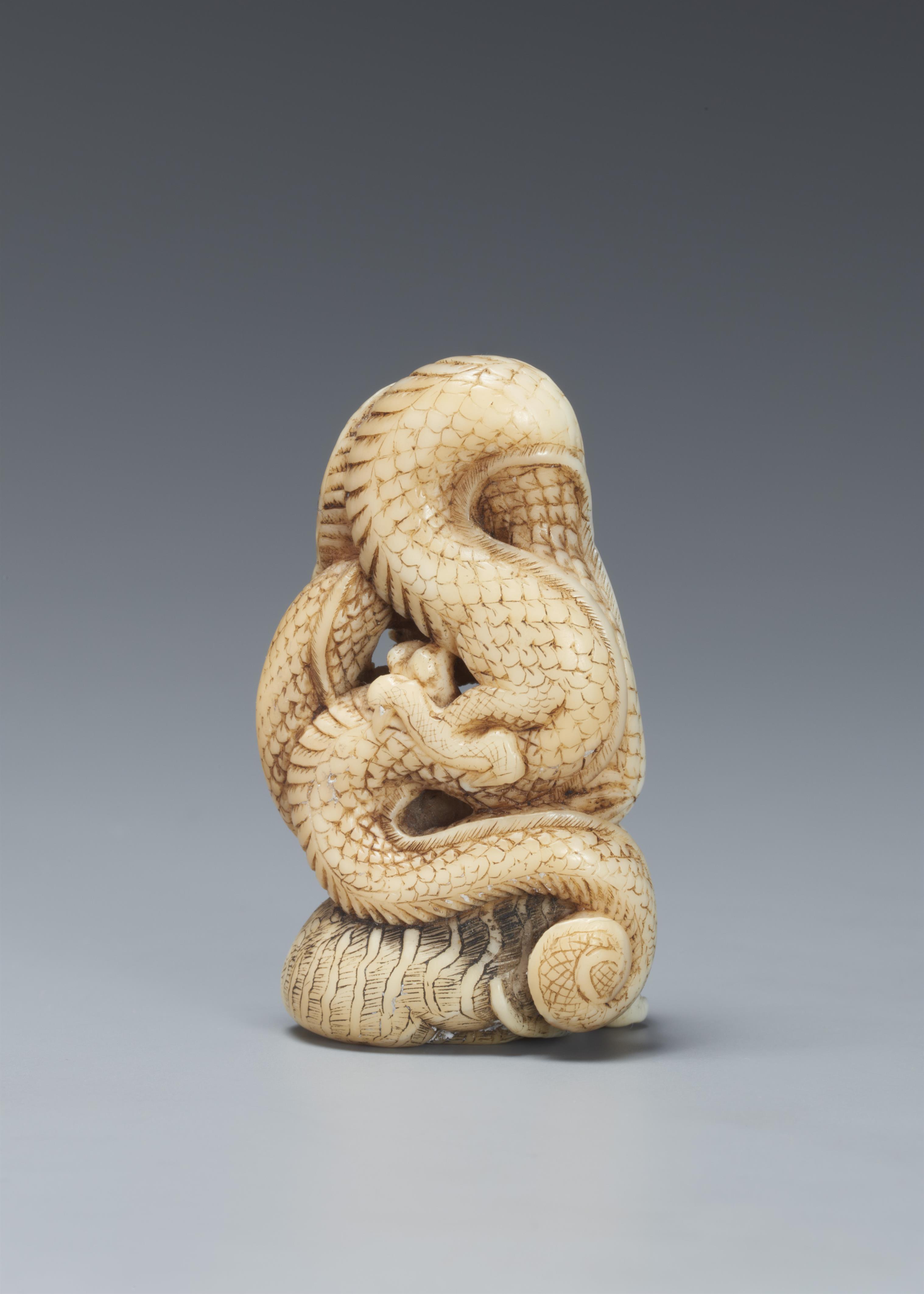 An ivory netsuke of a dragon and a tiger. 19th century - image-2