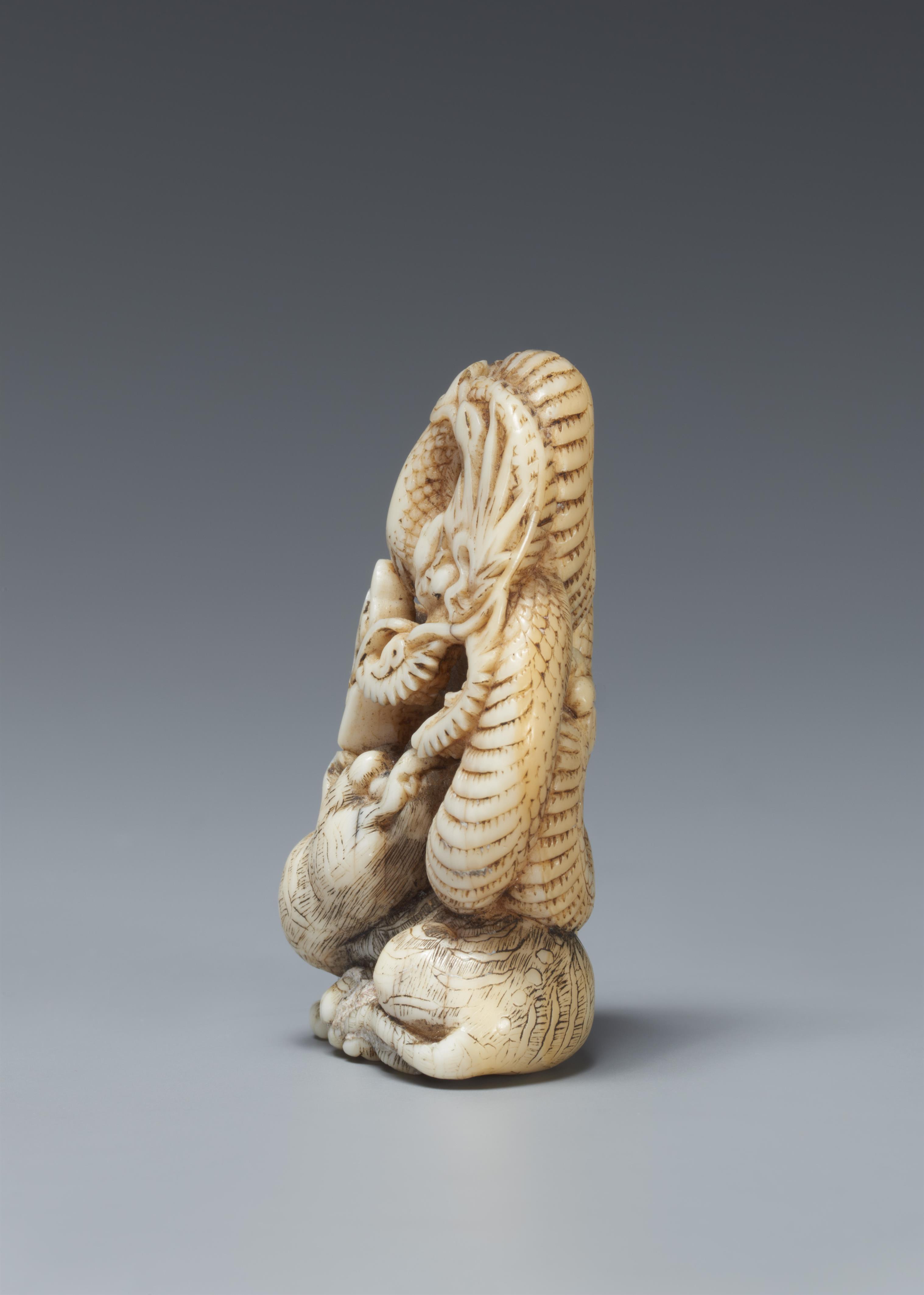 An ivory netsuke of a dragon and a tiger. 19th century - image-3