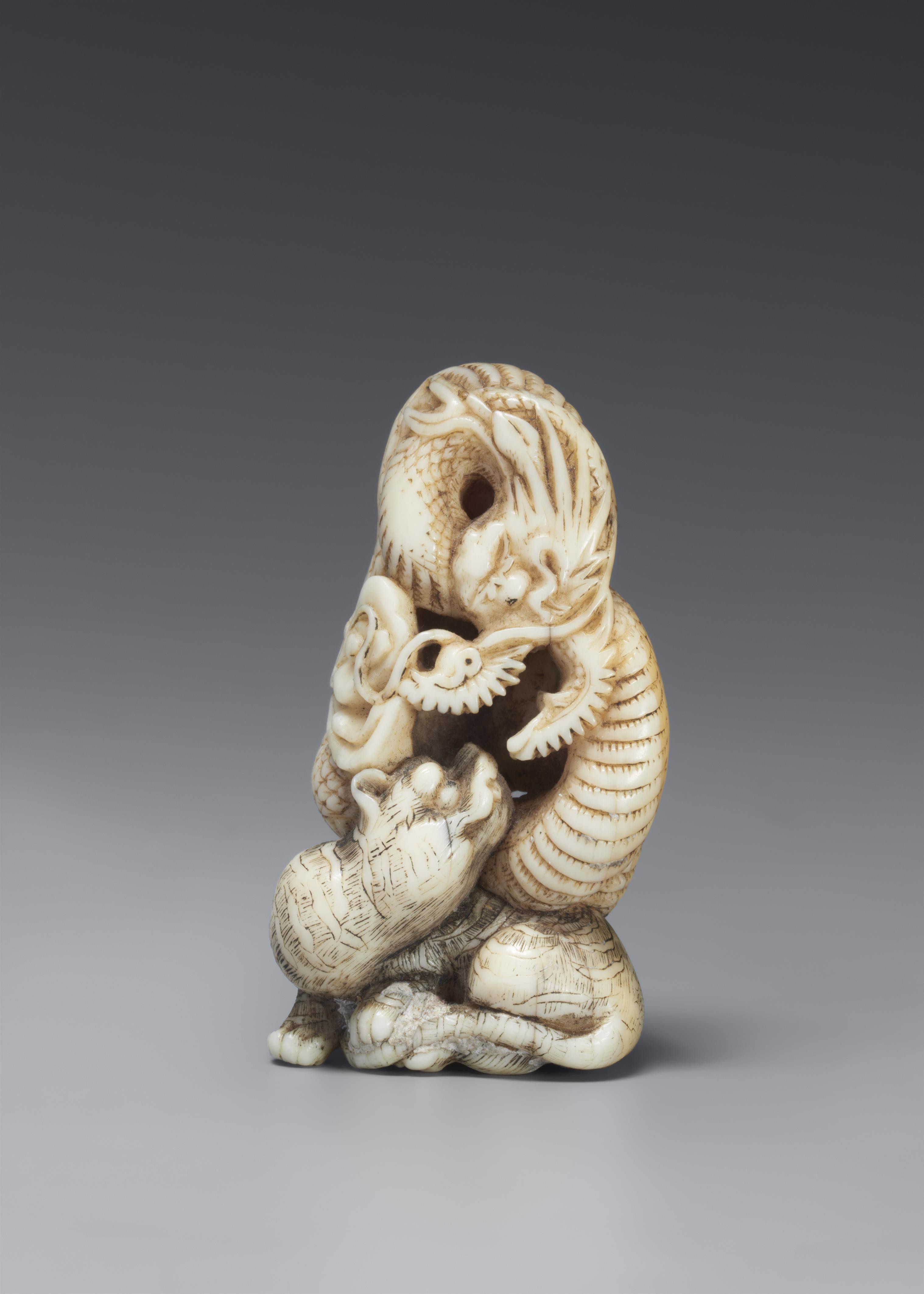 An ivory netsuke of a dragon and a tiger. 19th century - image-1