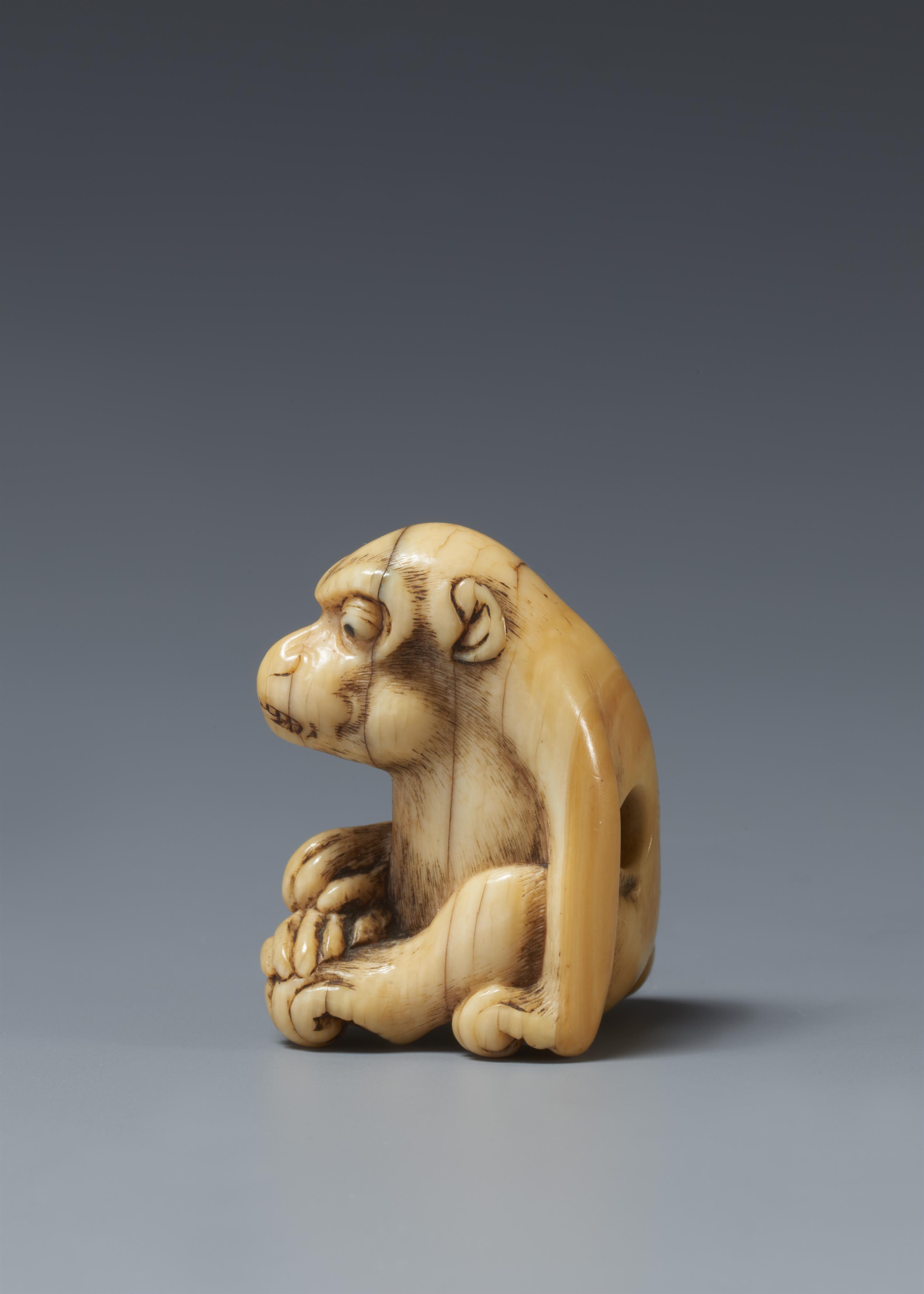 A small netsuke of a monkey. 18th century - image-3
