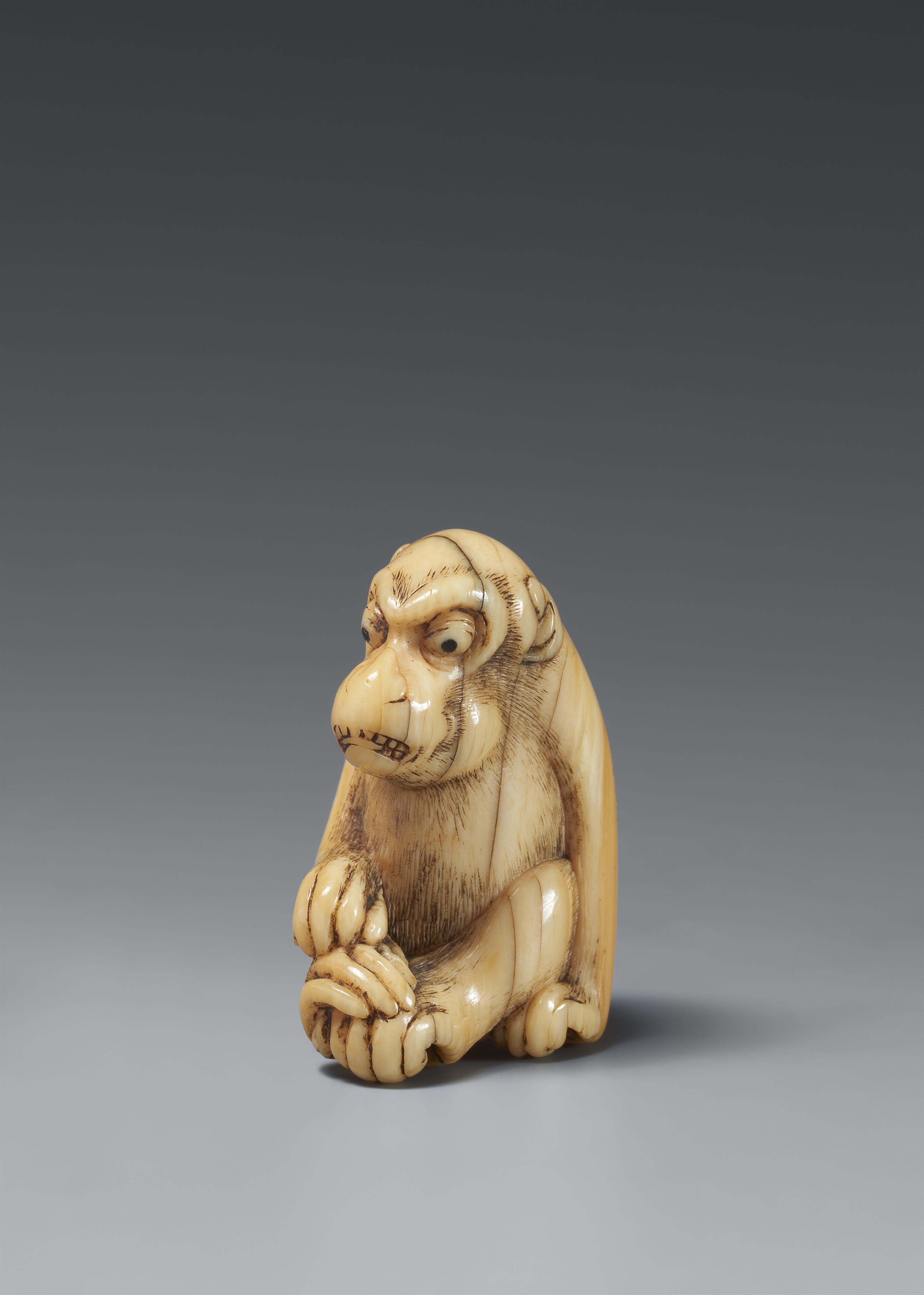 A small netsuke of a monkey. 18th century - image-1