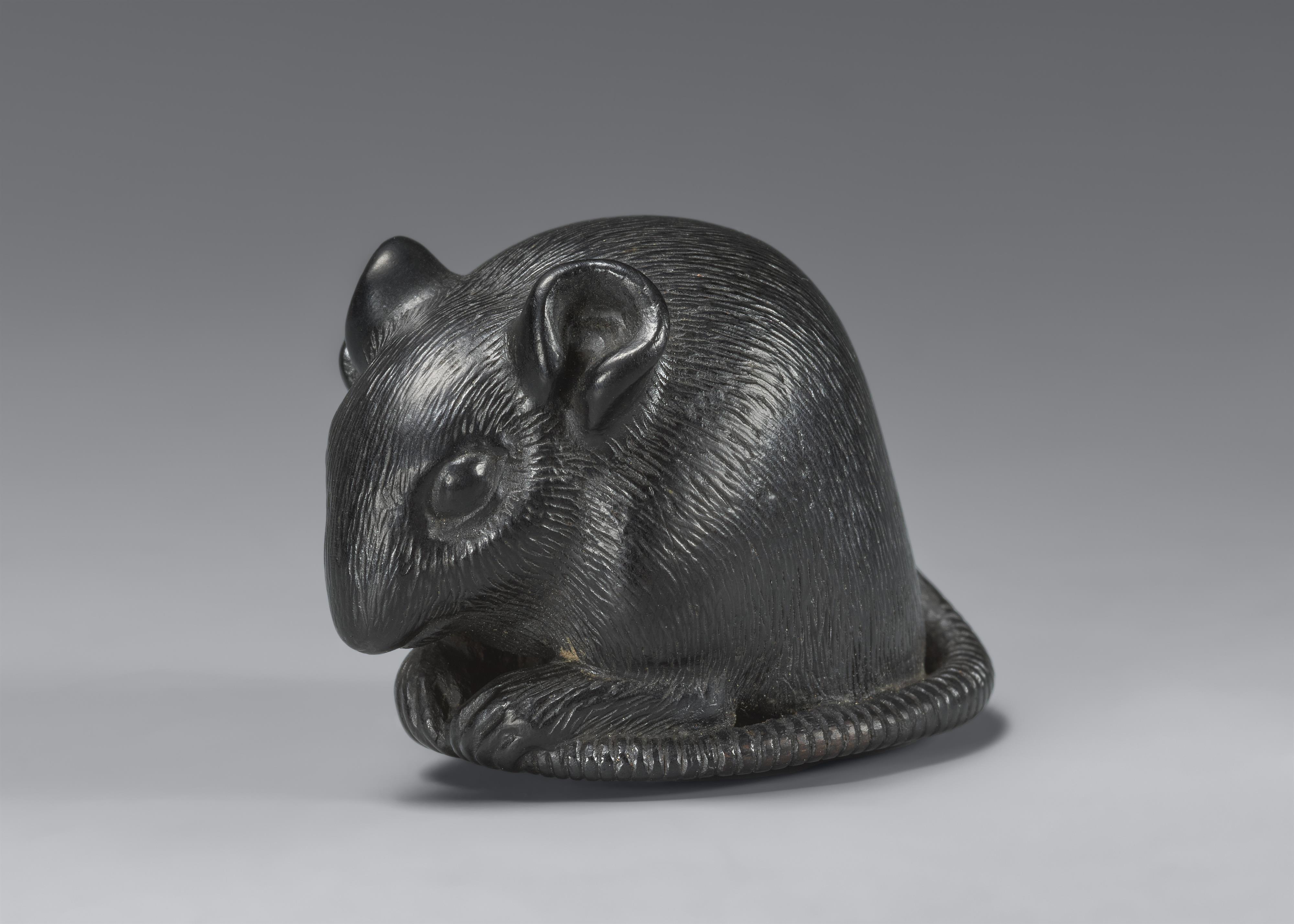 A blackwood netsuke of crouching rat. 19th century - image-1