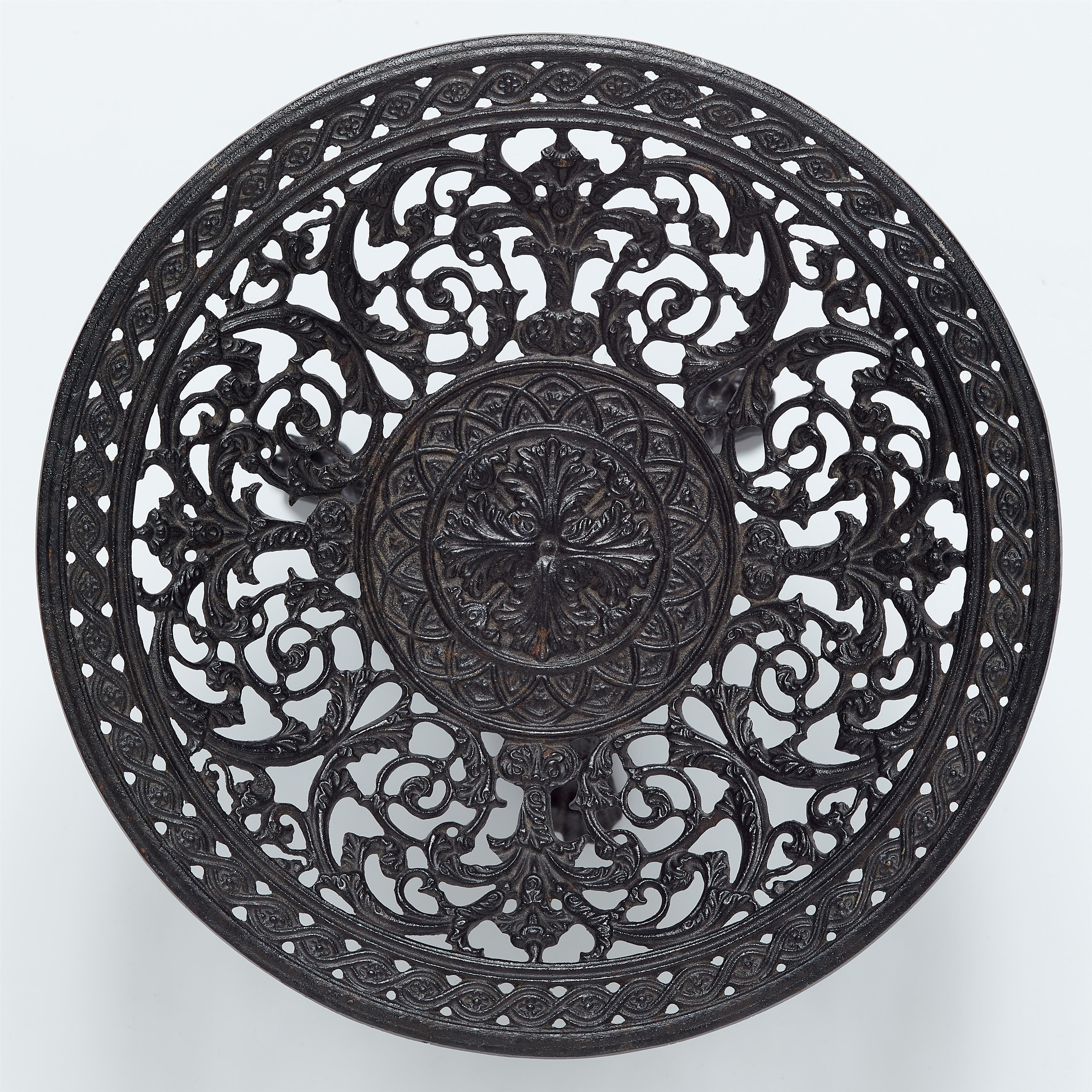 A cast iron stembowl with arabesque decor - image-1