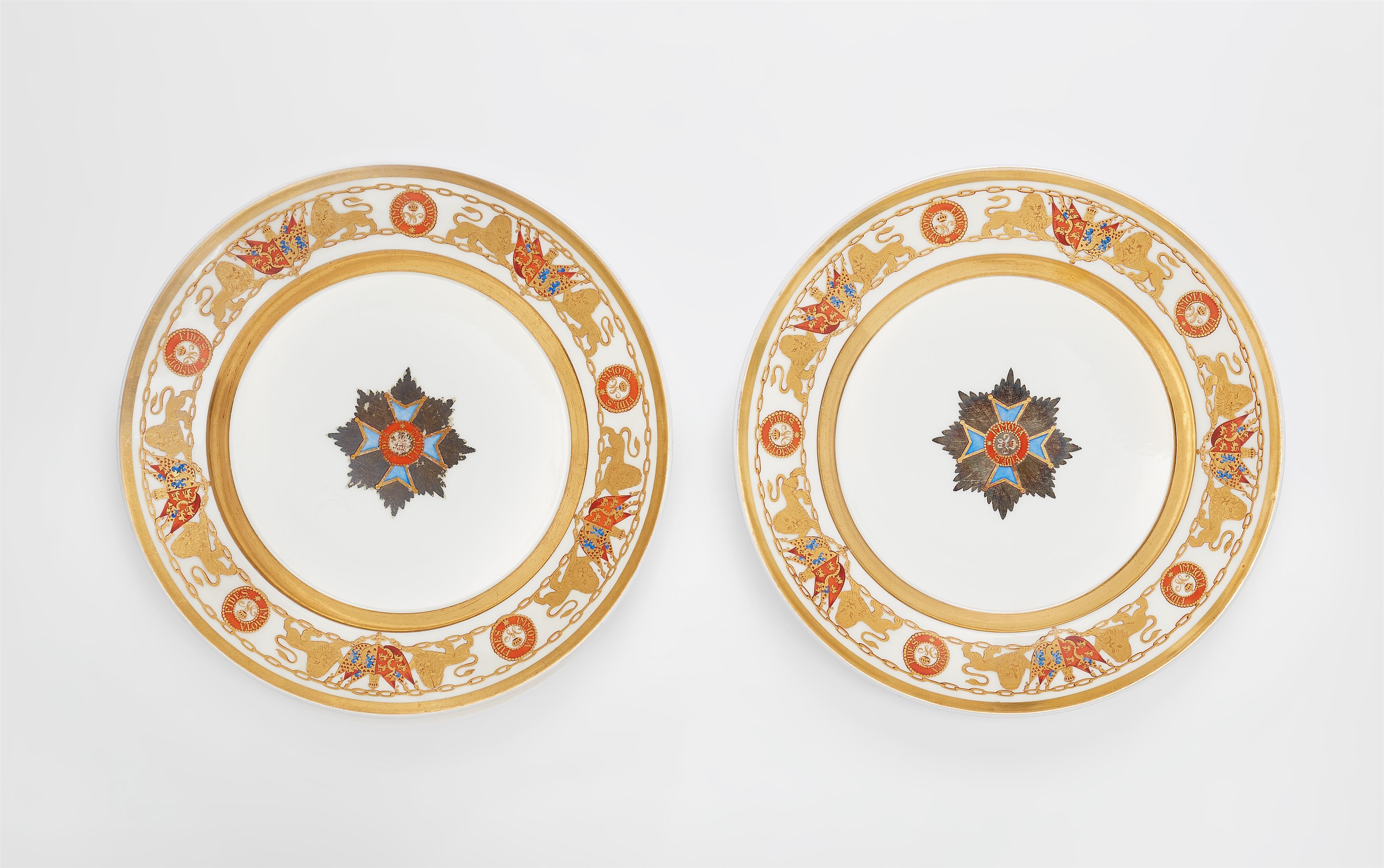 Paar Teller aus dem Tafelservice mit dem Orden Heinrichs des Löwen - image-1