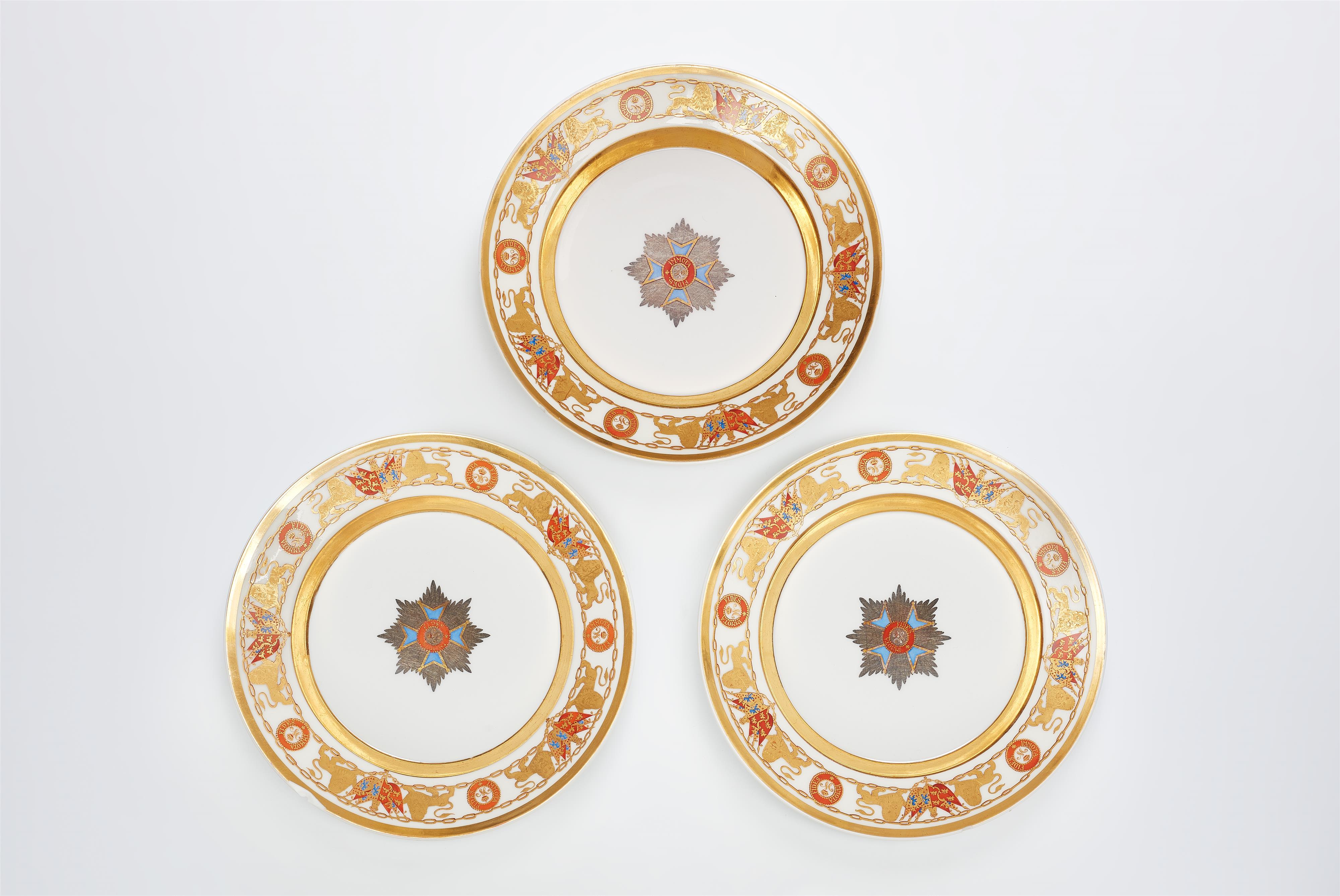 Drei Teller aus dem Tafelservice mit dem Orden Heinrichs des Löwen - image-1