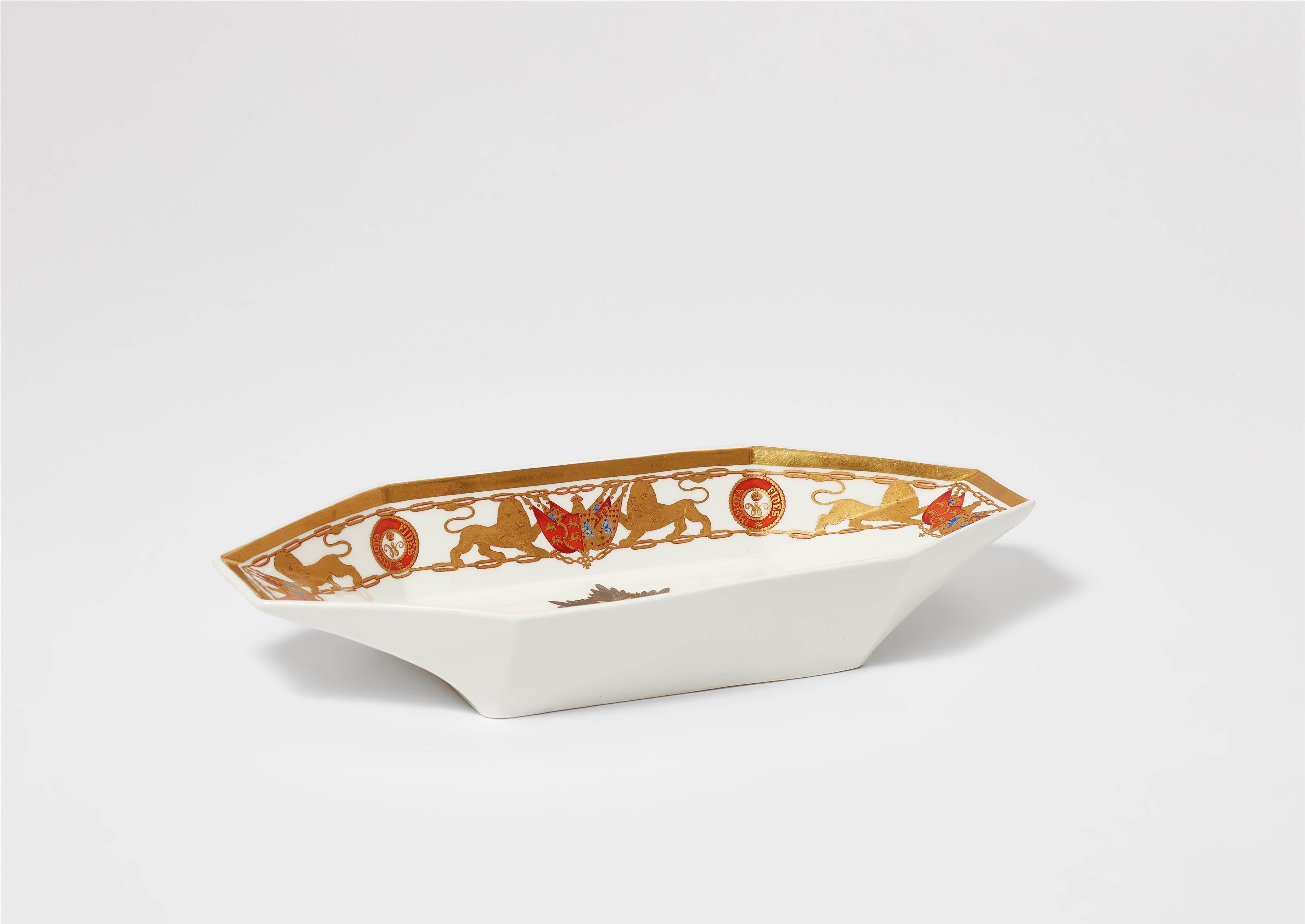 A Berlin KPM porcelain butter dish from the dinner service with the order of Henry the Lion - image-2