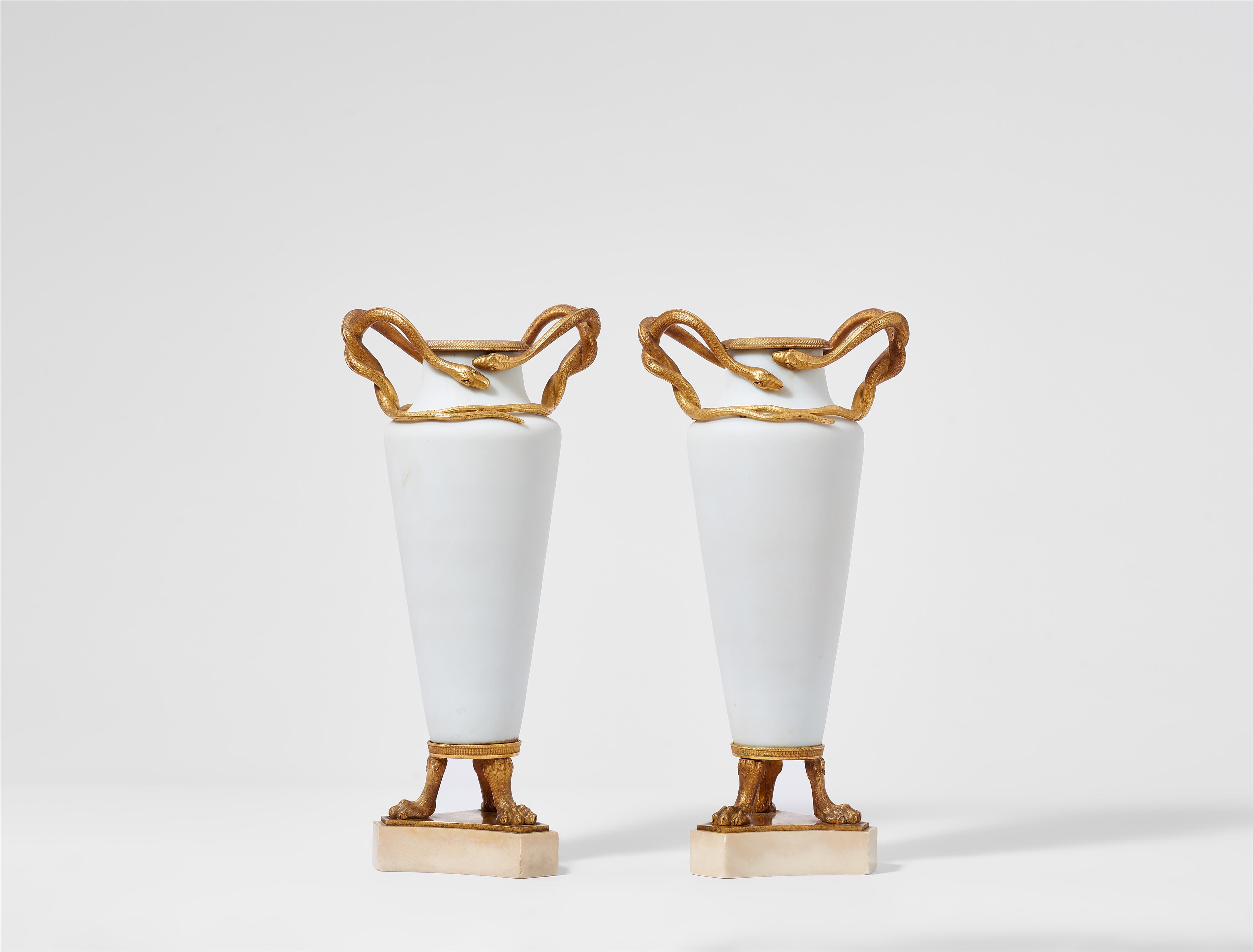 Paar klassizistische Vasen - image-2