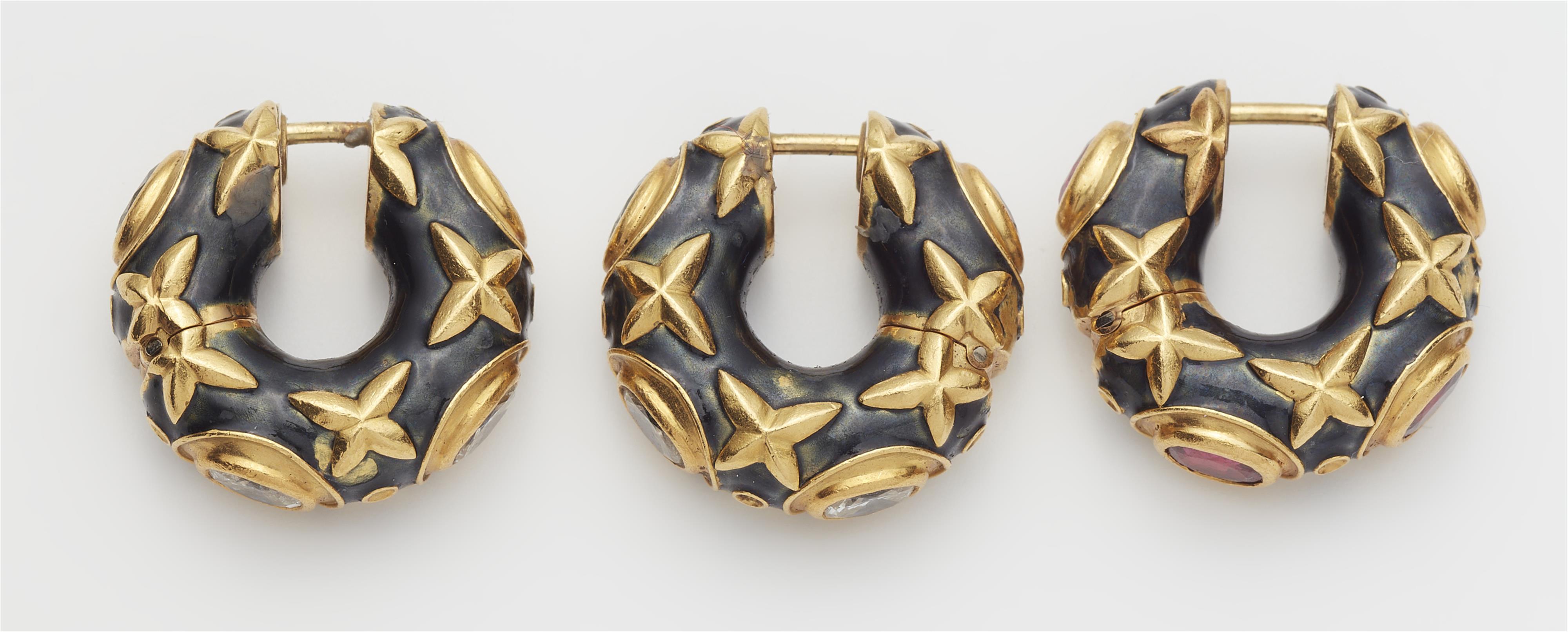 Three optionally combinable 18k gold black enamel diamond resp. ruby hoop earrings. - image-3