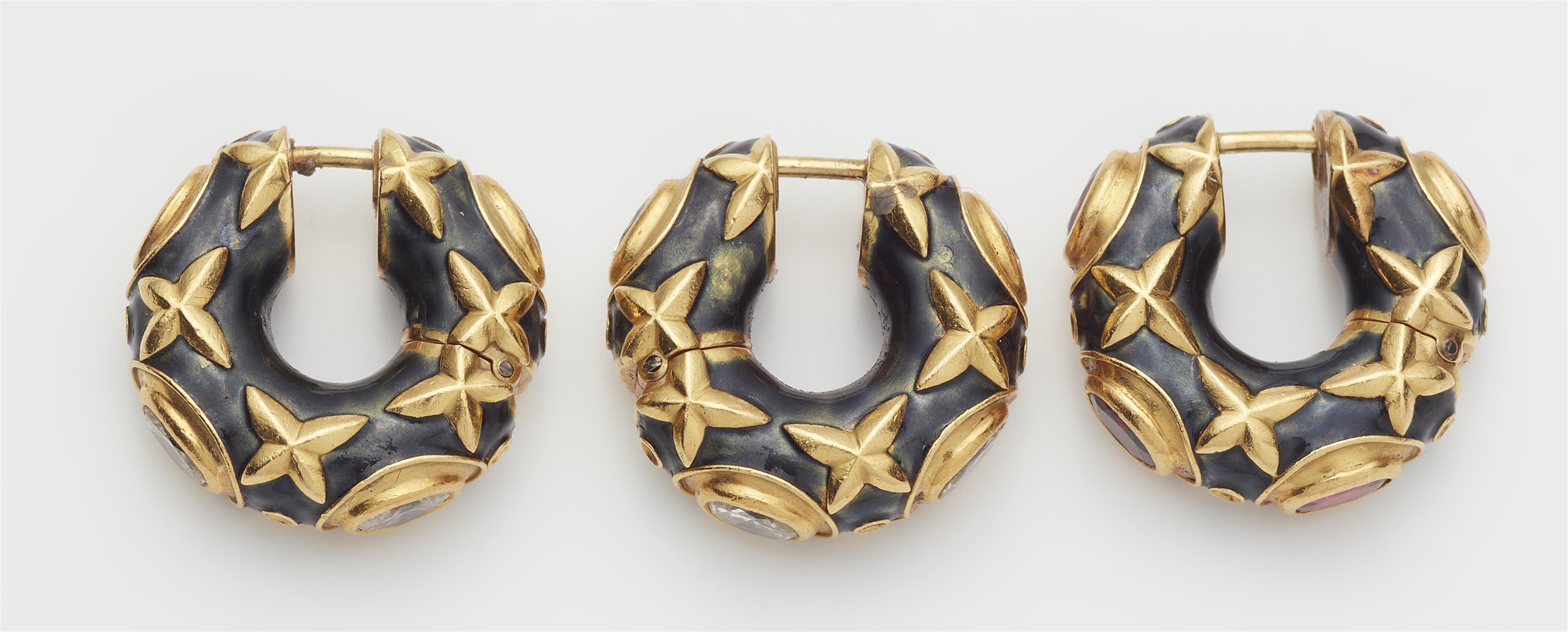 Three optionally combinable 18k gold black enamel diamond resp. ruby hoop earrings. - image-4
