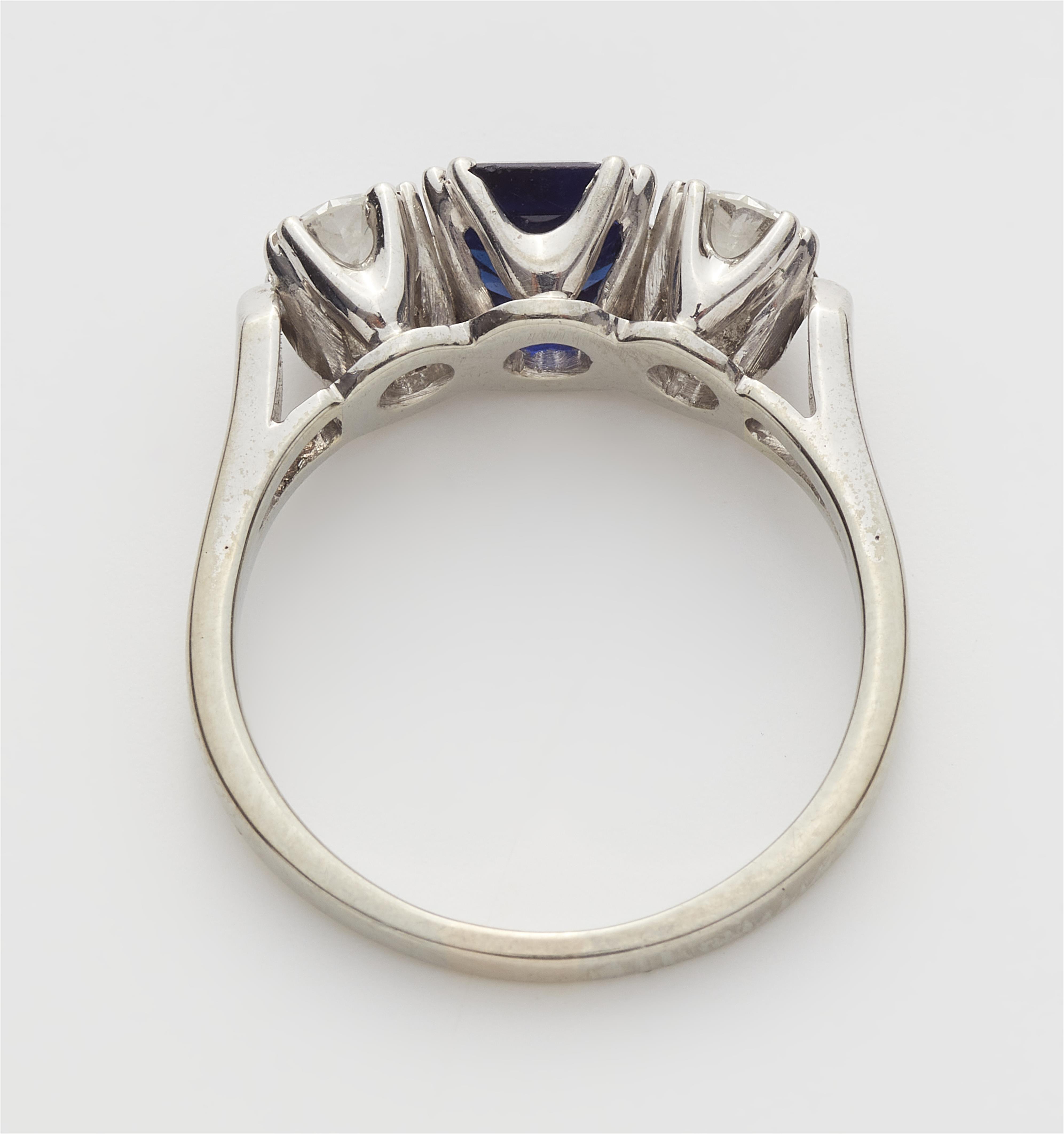 Dreisteine-Ring mit Saphir - image-2
