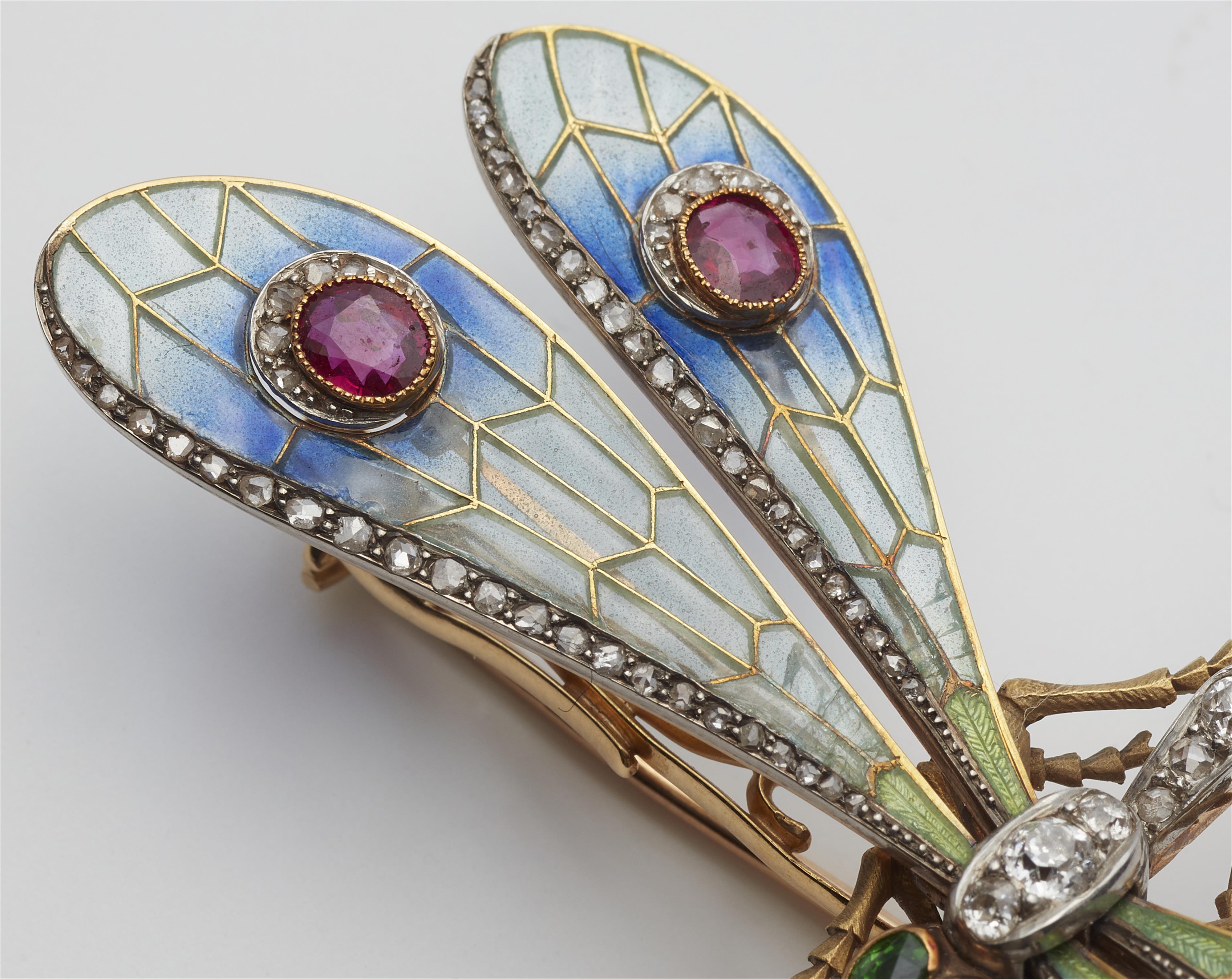 An Art Nouveau 18k gold enamel plique-à-jour diamond and ruby tremblant dragonfly brooch. - image-4