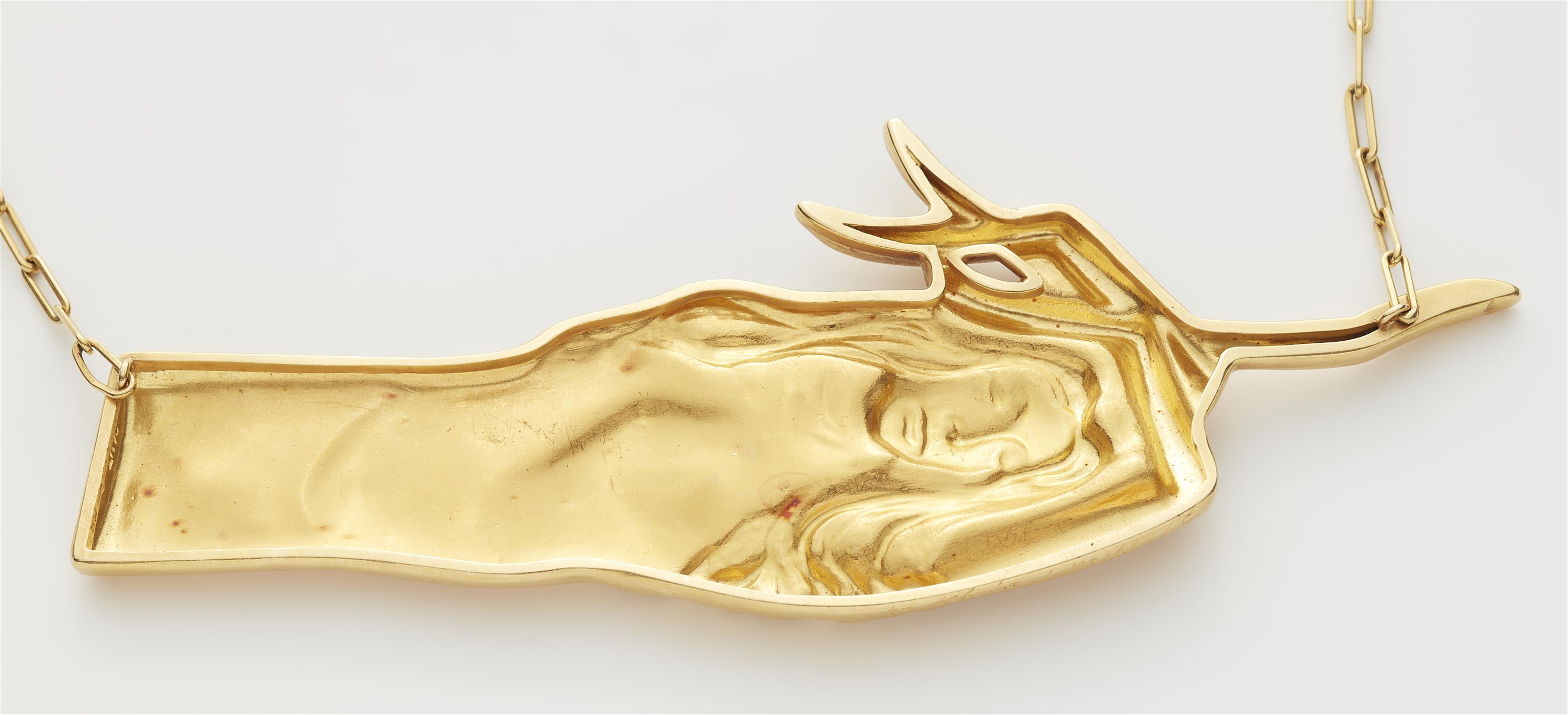 An 18k gold necklace with a signed 24k gold surrealistic pendant "Belle Main", exemplaire 3/9. Design: Man Ray, Paris 1937; Execution: GEM Montebello, Milan 1974. - image-2