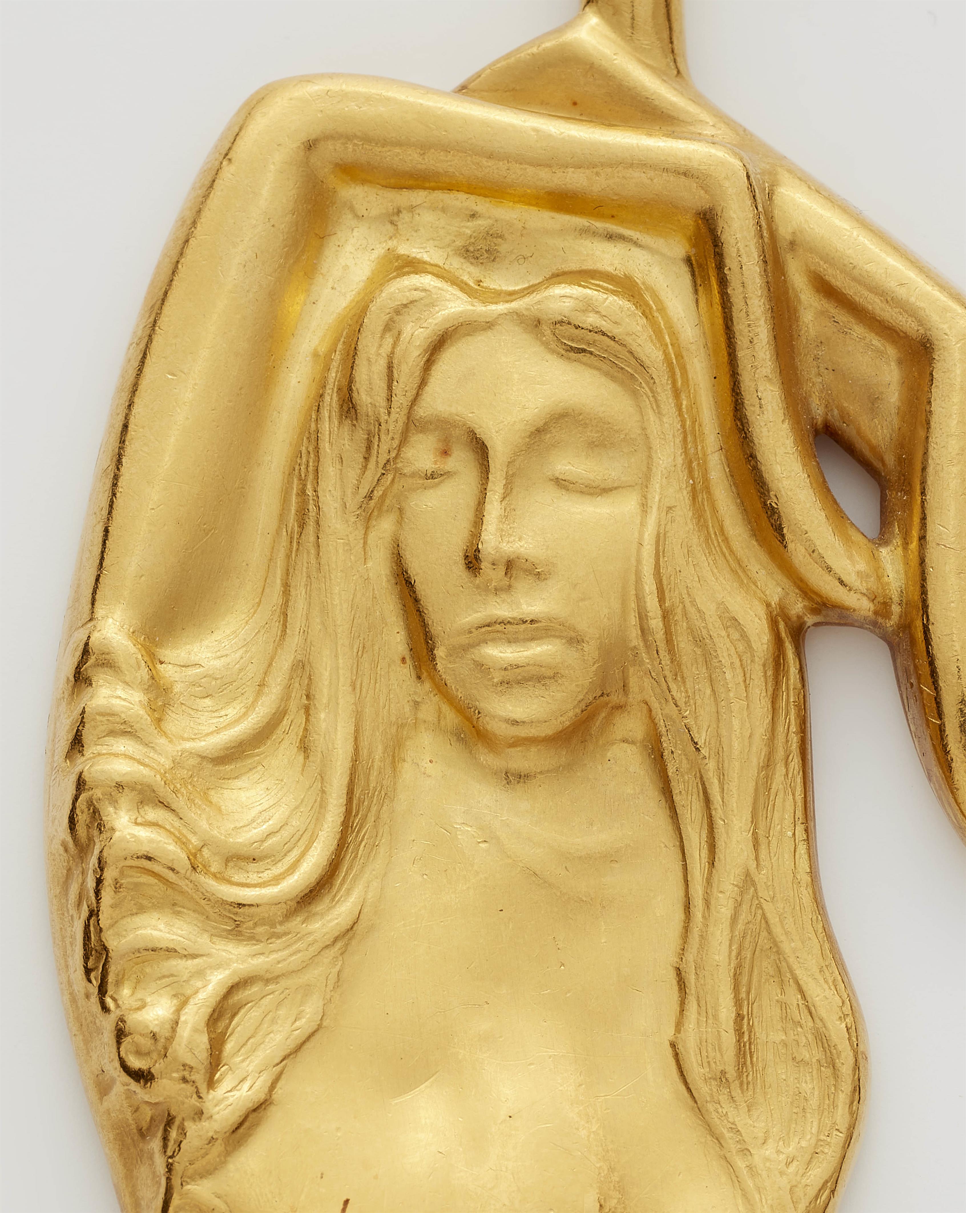 An 18k gold necklace with a signed 24k gold surrealistic pendant "Belle Main", exemplaire 3/9. Design: Man Ray, Paris 1937; Execution: GEM Montebello, Milan 1974. - image-3
