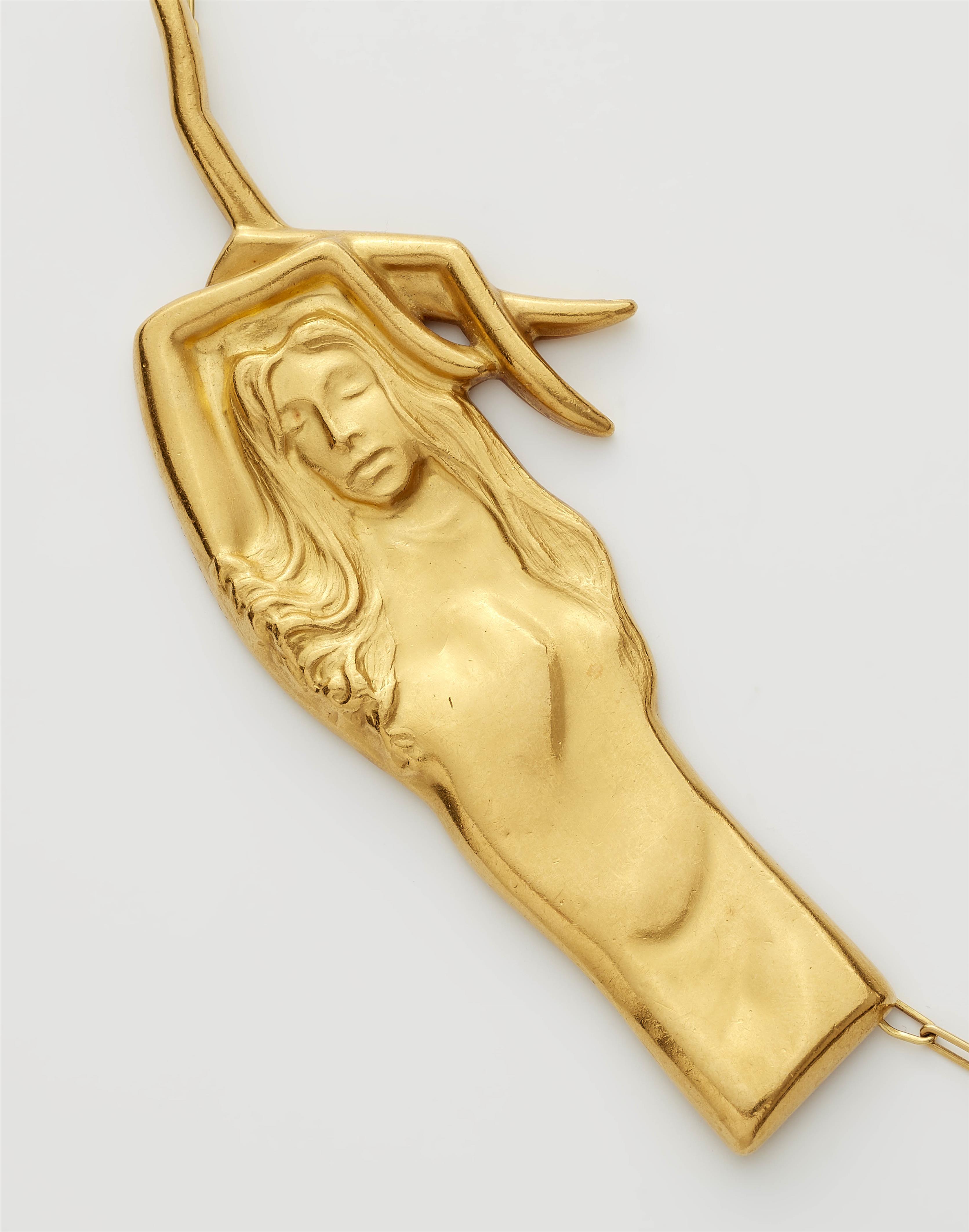 An 18k gold necklace with a signed 24k gold surrealistic pendant "Belle Main", exemplaire 3/9. Design: Man Ray, Paris 1937; Execution: GEM Montebello, Milan 1974. - image-4