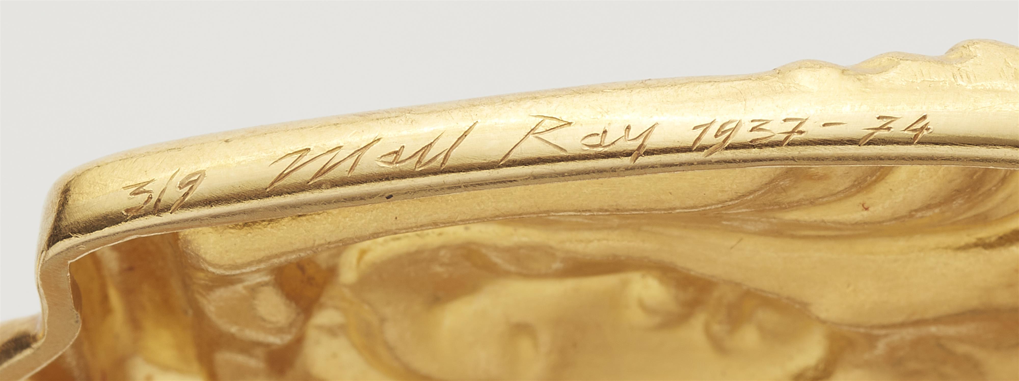 An 18k gold necklace with a signed 24k gold surrealistic pendant "Belle Main", exemplaire 3/9. Design: Man Ray, Paris 1937; Execution: GEM Montebello, Milan 1974. - image-5