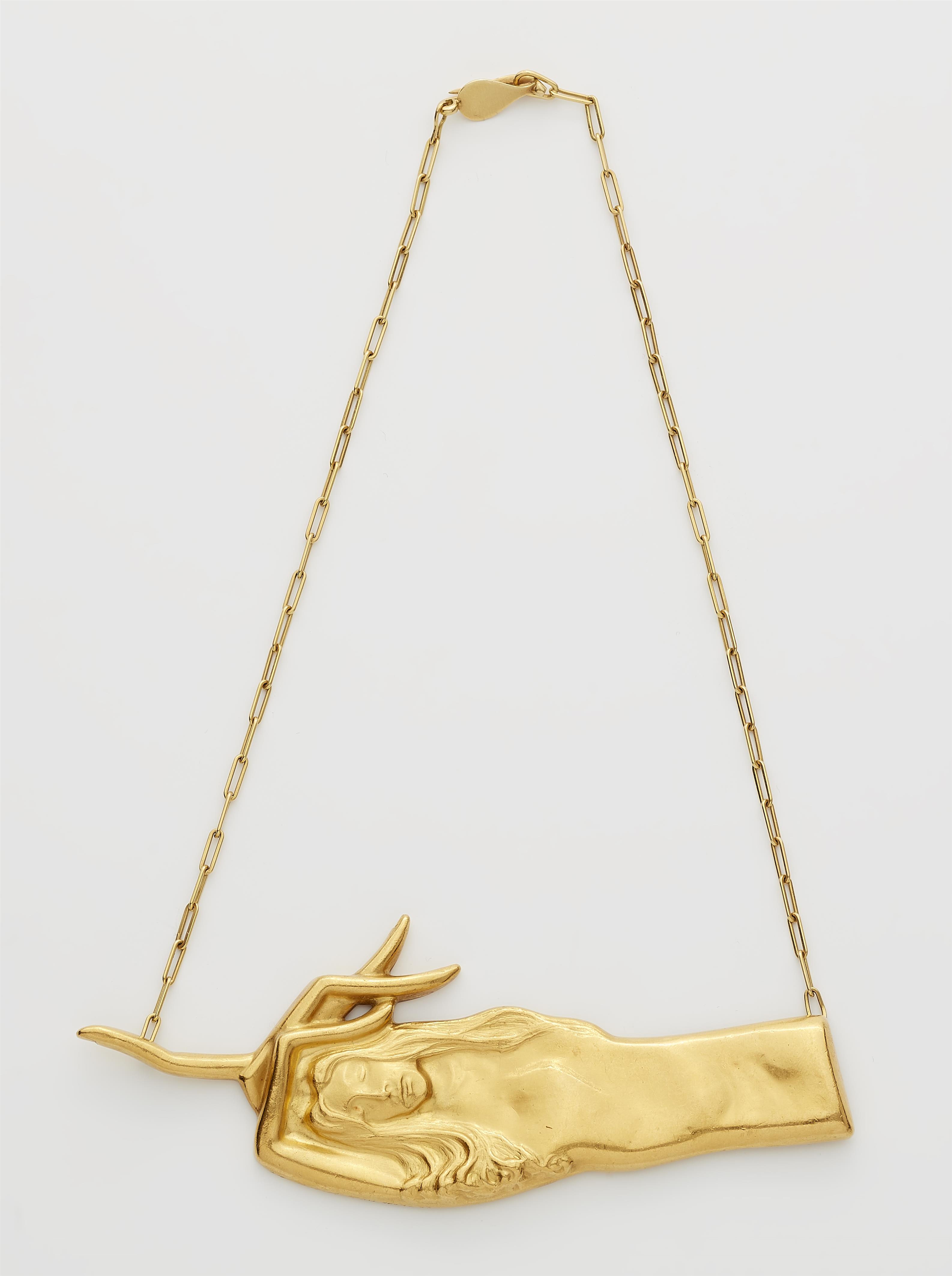 An 18k gold necklace with a signed 24k gold surrealistic pendant "Belle Main", exemplaire 3/9. Design: Man Ray, Paris 1937; Execution: GEM Montebello, Milan 1974. - image-1