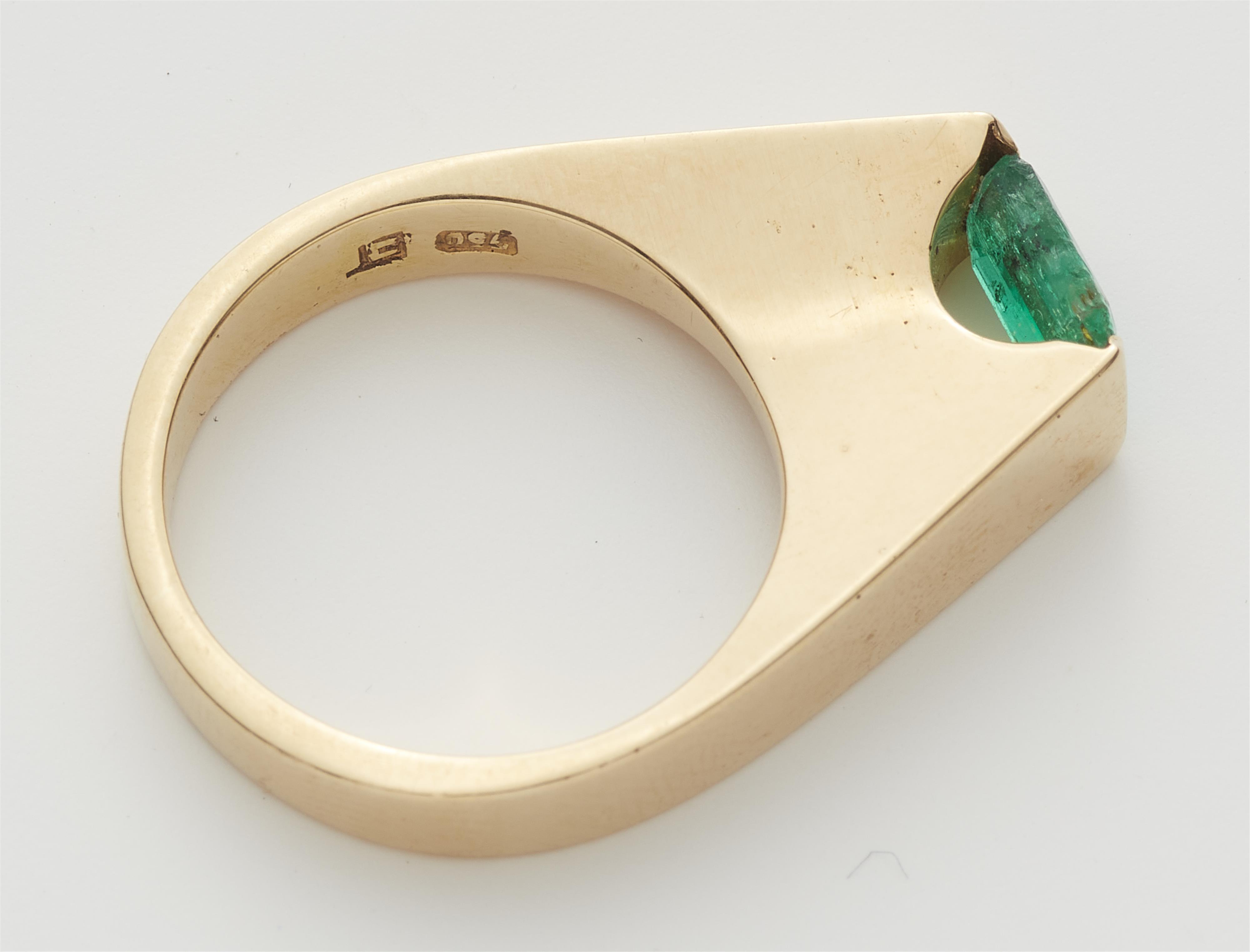 A German 18k gold and emerald ring. - image-2