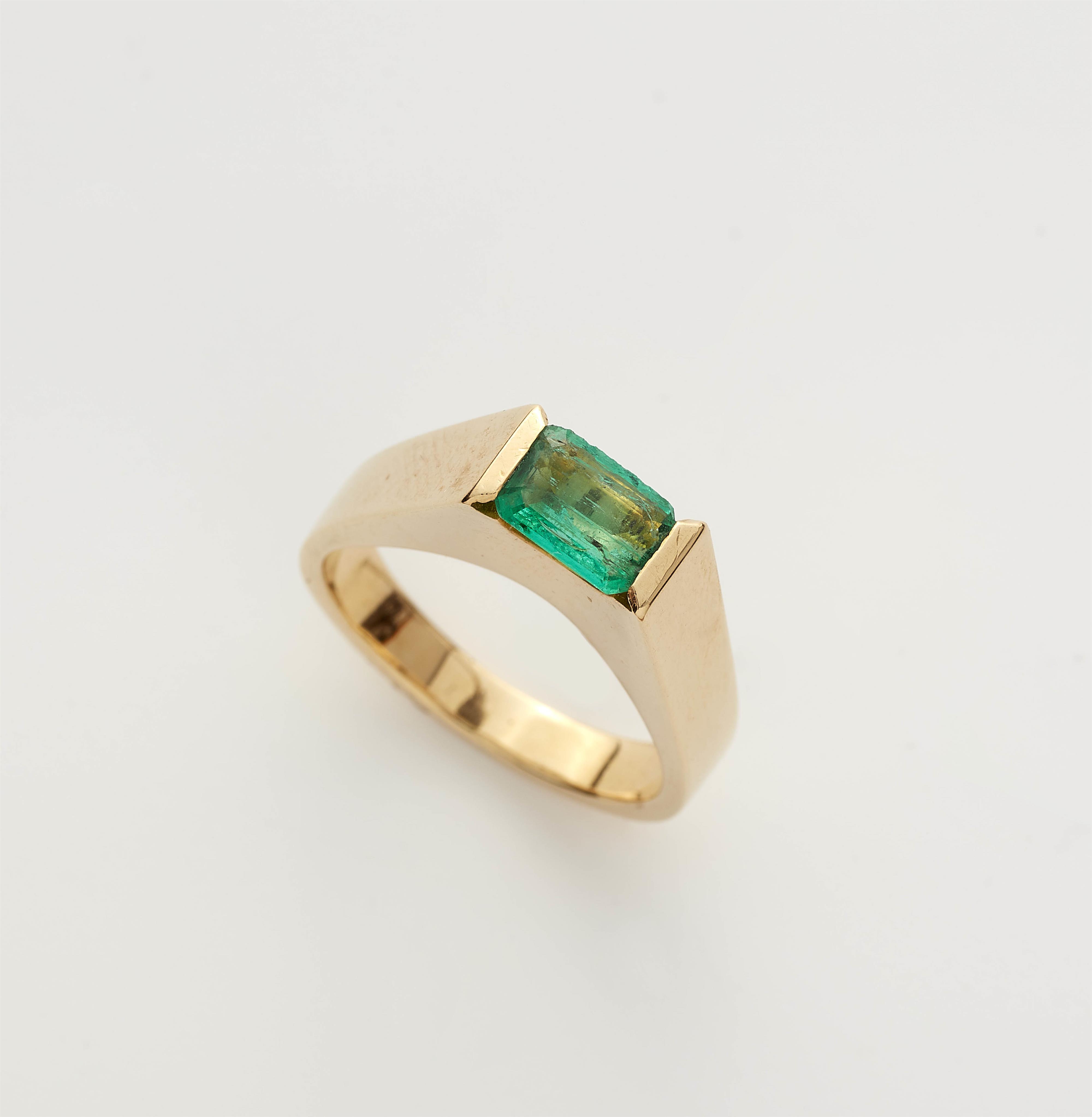 A German 18k gold and emerald ring. - image-1