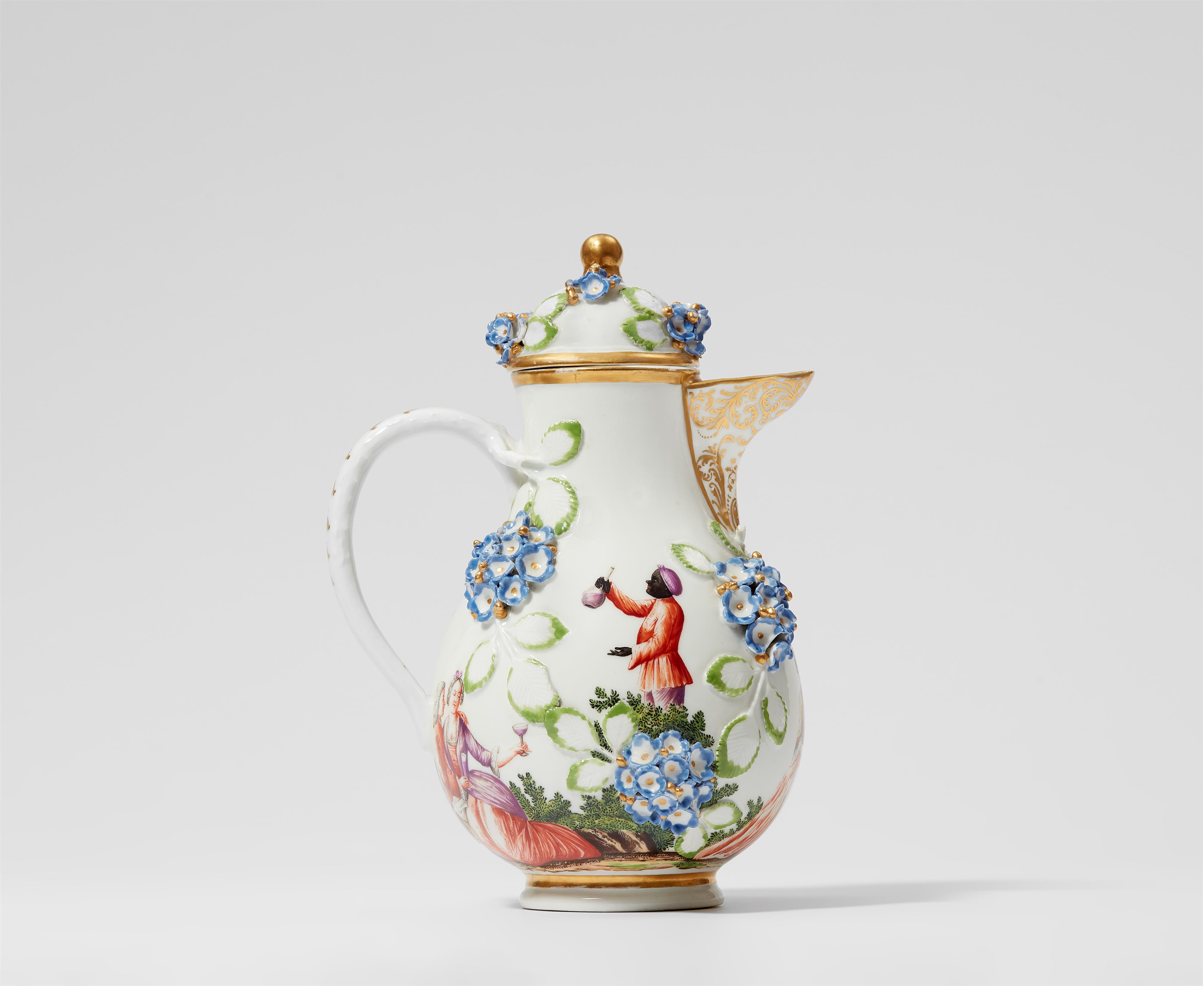 Kaffeekanne mit reliefierten Hortensienblüten und Hausmalerdekor - image-3