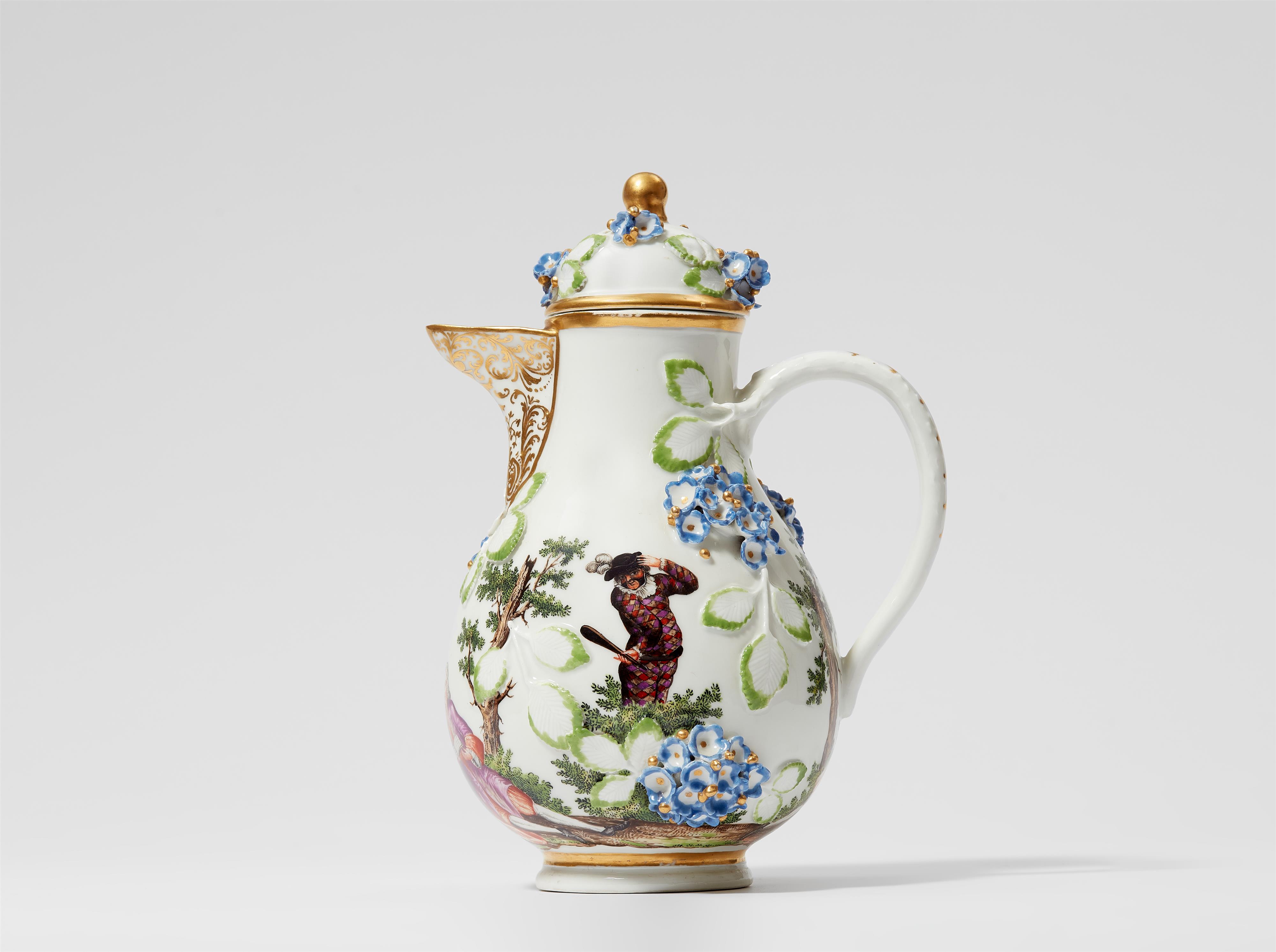 Kaffeekanne mit reliefierten Hortensienblüten und Hausmalerdekor - image-1
