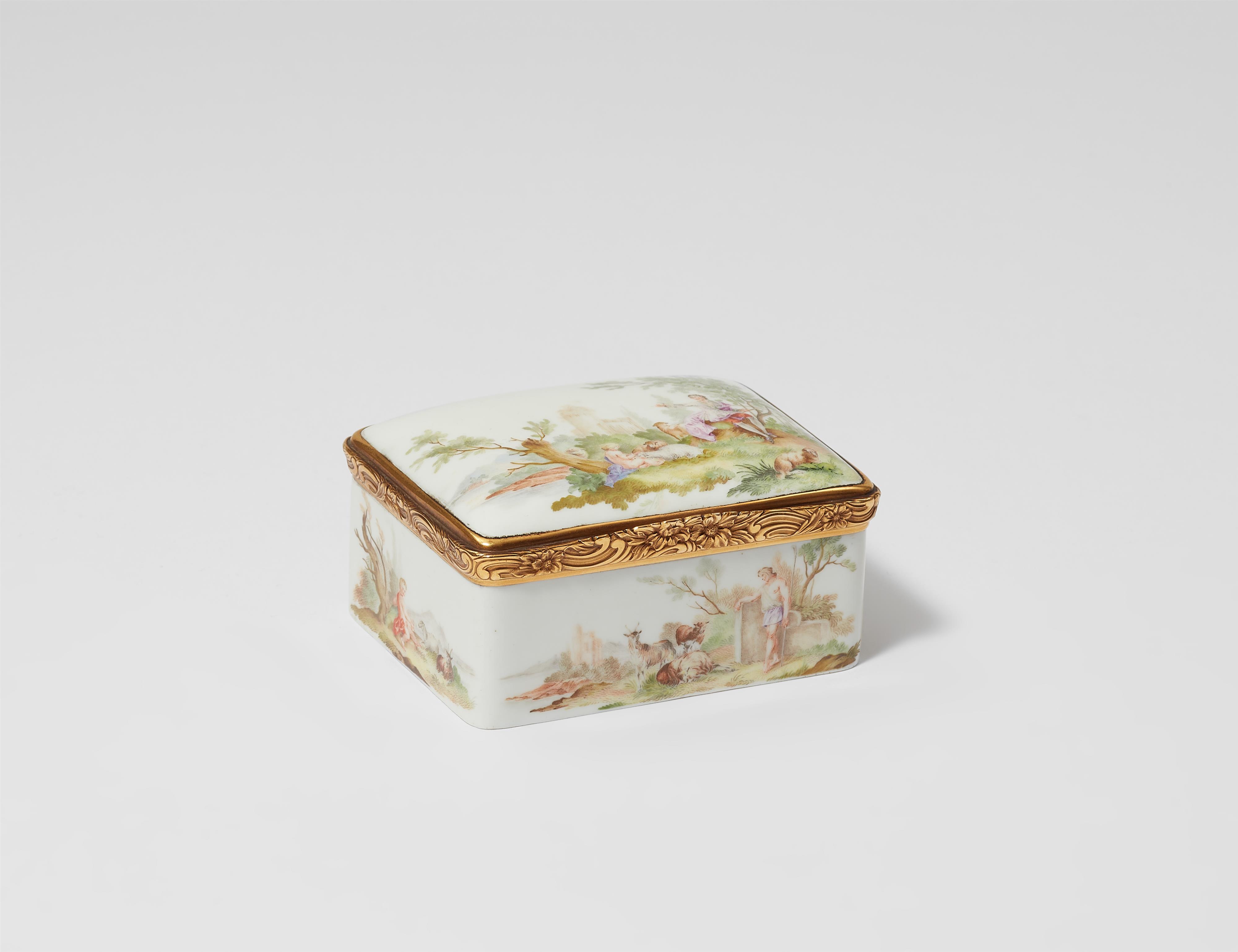 A Meissen porcelain snuff box with a portrait of a lady in negligée - image-1