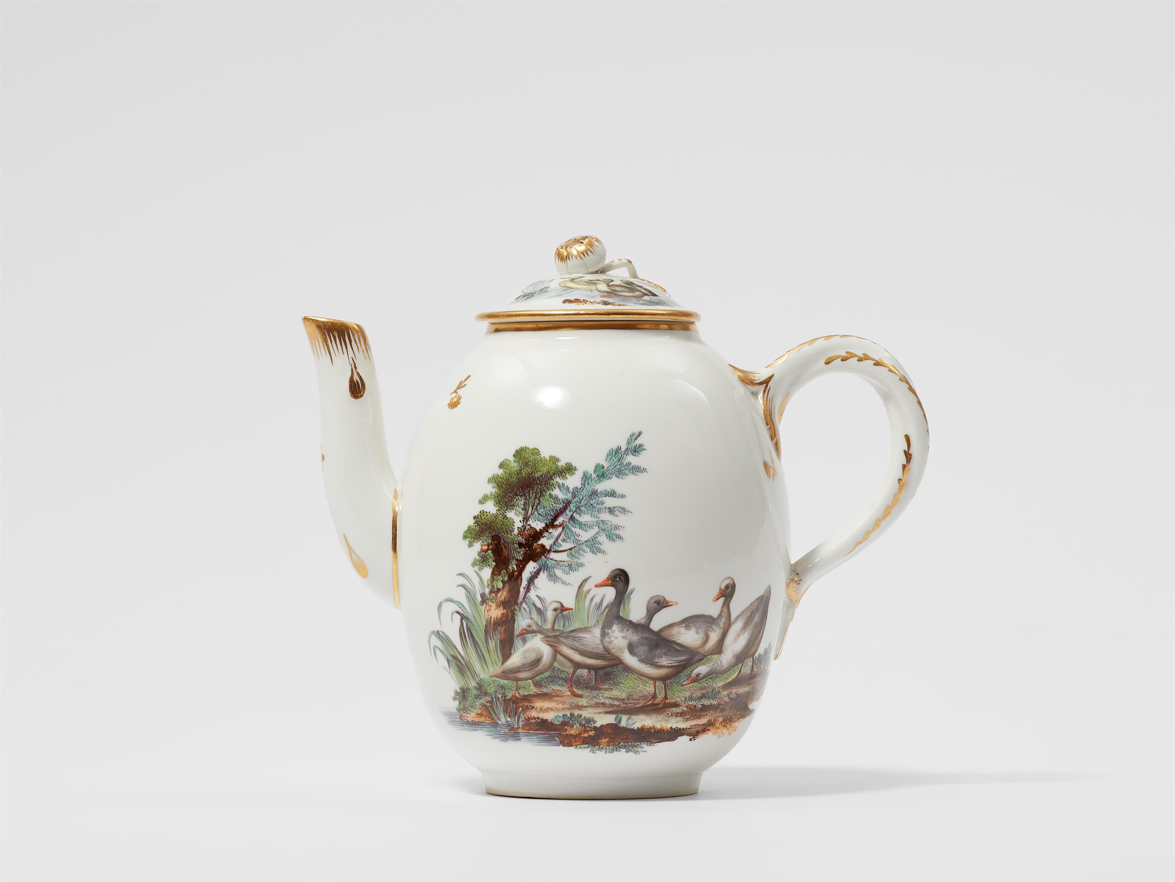 A Höchst porcelain teapot with poultry motifs - image-1